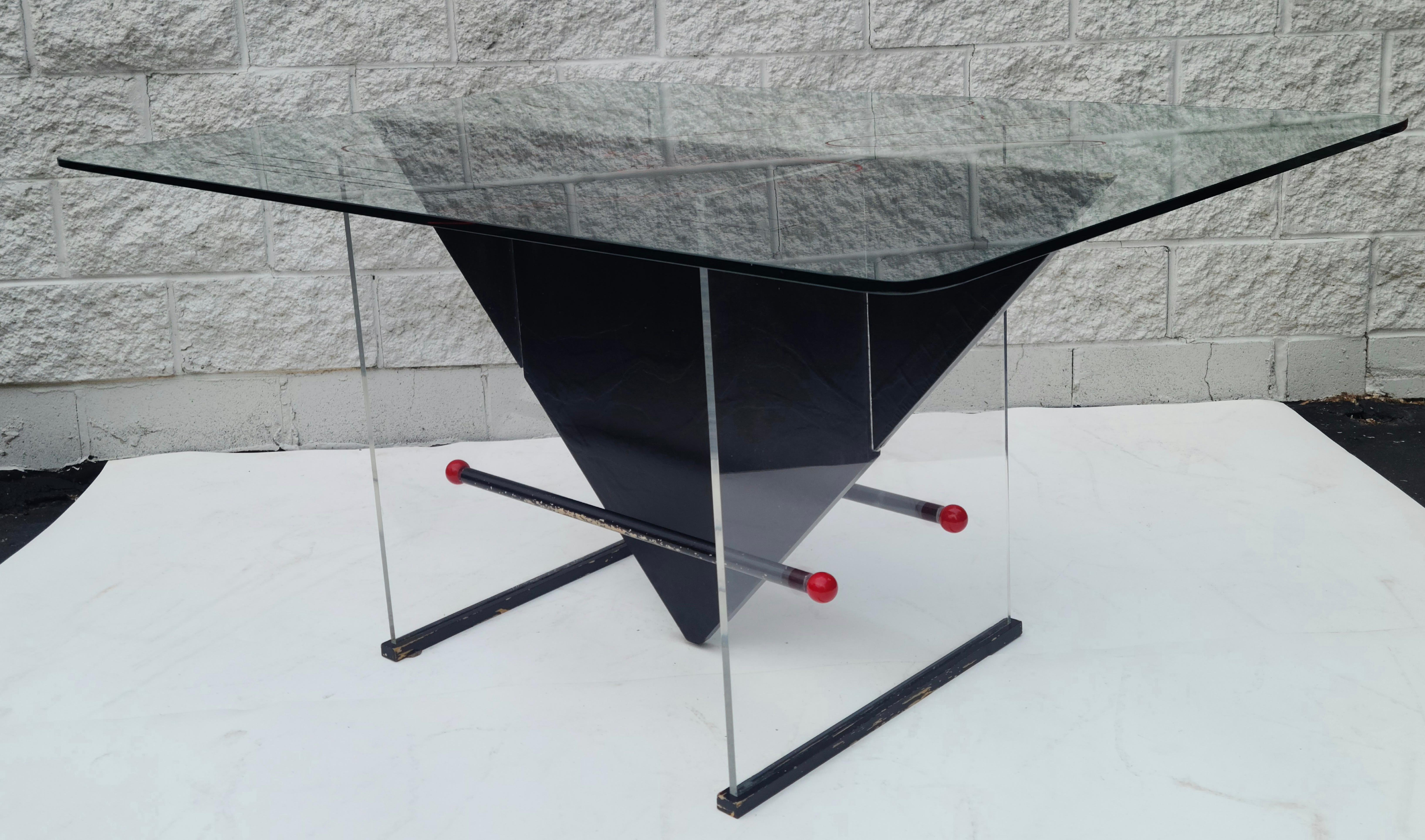 Memphis Style Glass Top Dining Table Lines Planes Points In Good Condition For Sale In Fraser, MI