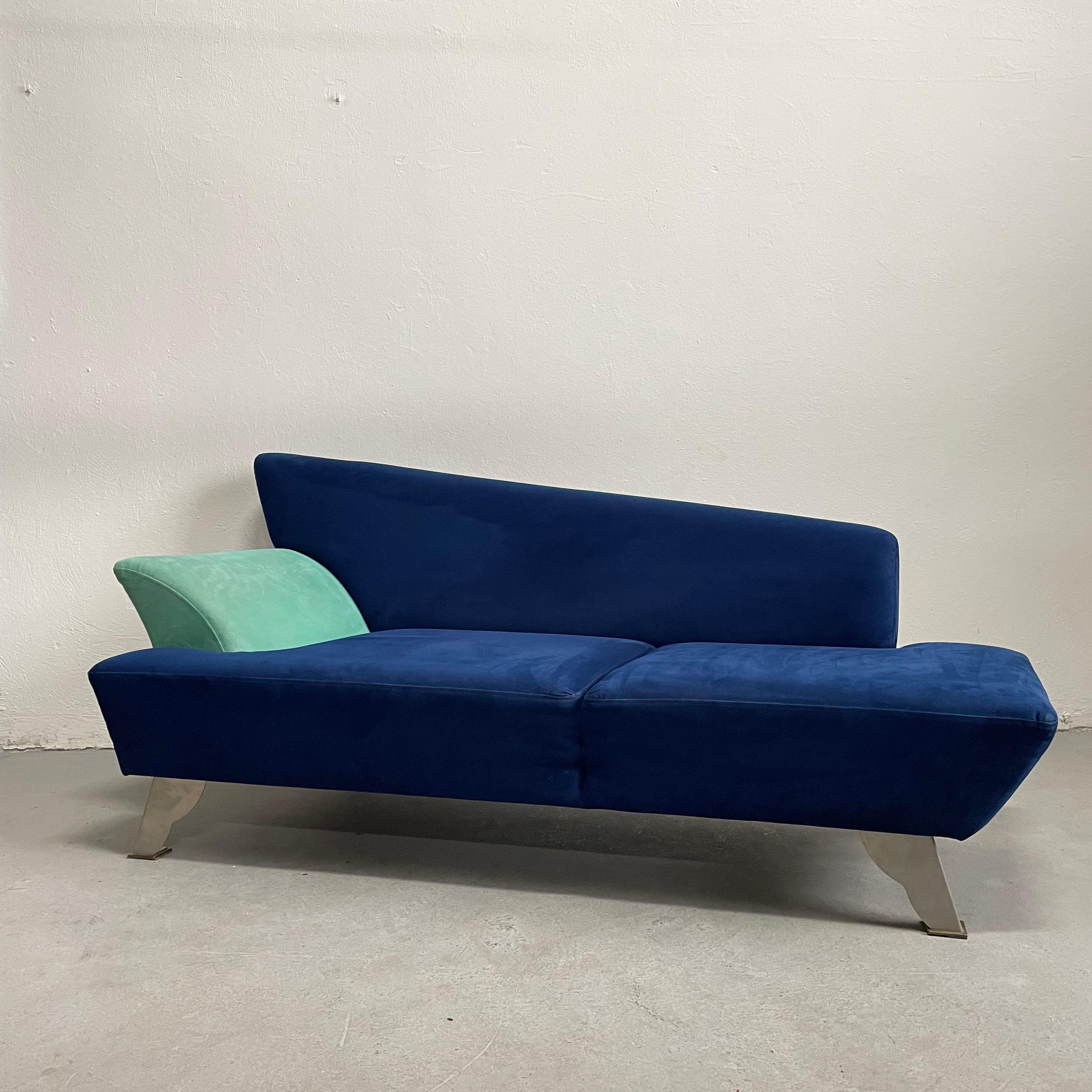 Italienisches 2-Sitzer-Sofa im Memphis-Stil aus blauem Alcantara-Stoff, postmodern, 1980er Jahre im Angebot 5