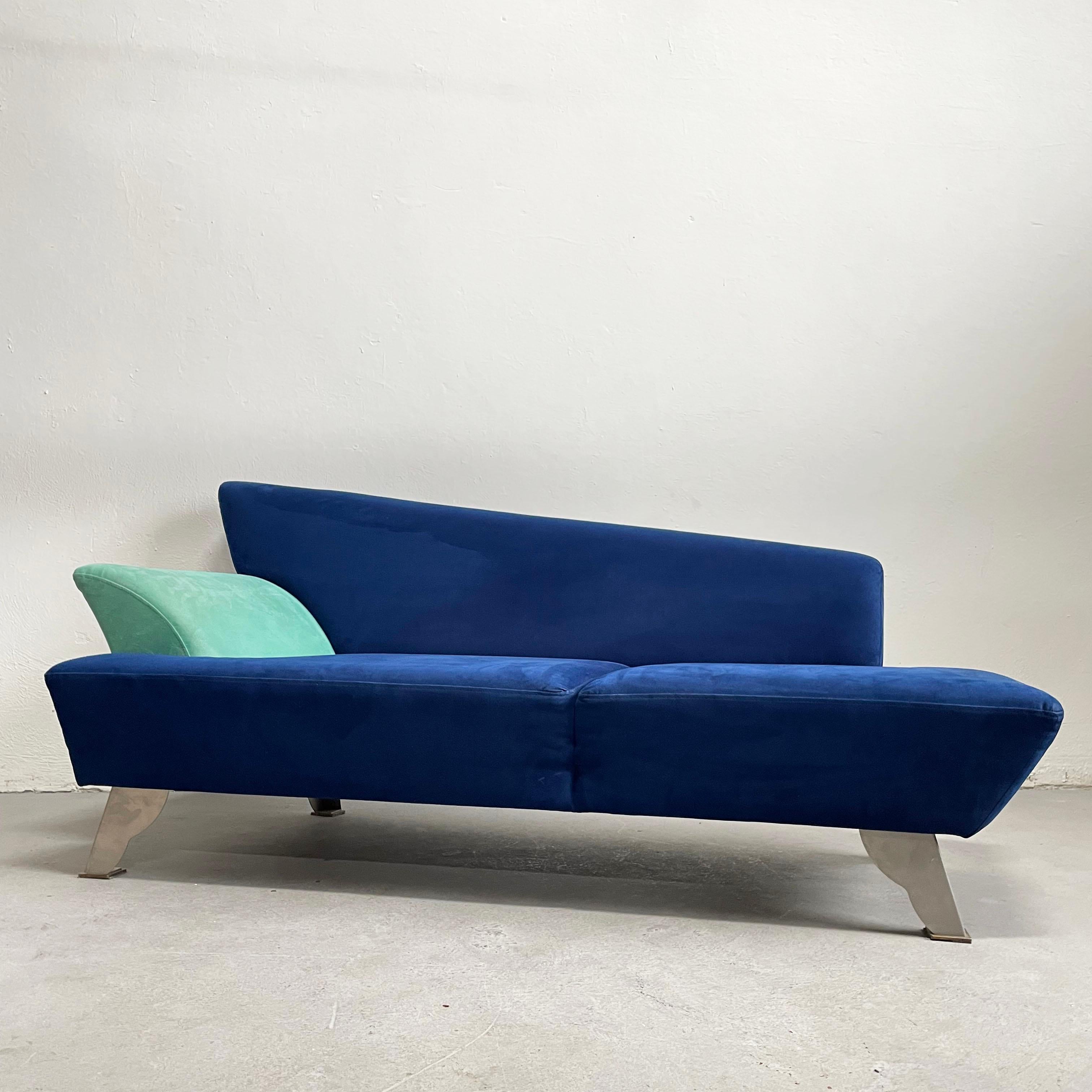 Italienisches 2-Sitzer-Sofa im Memphis-Stil aus blauem Alcantara-Stoff, postmodern, 1980er Jahre im Angebot 6