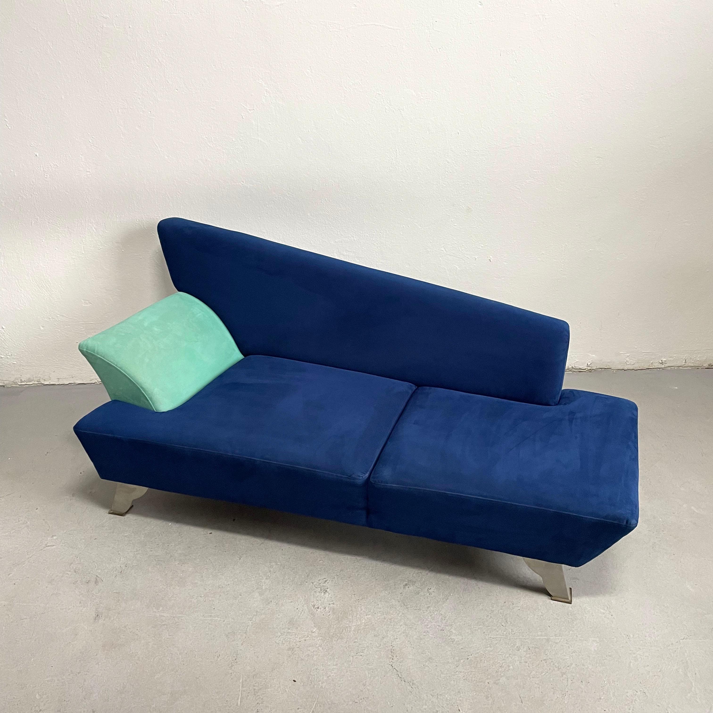 Italienisches 2-Sitzer-Sofa im Memphis-Stil aus blauem Alcantara-Stoff, postmodern, 1980er Jahre im Angebot 7