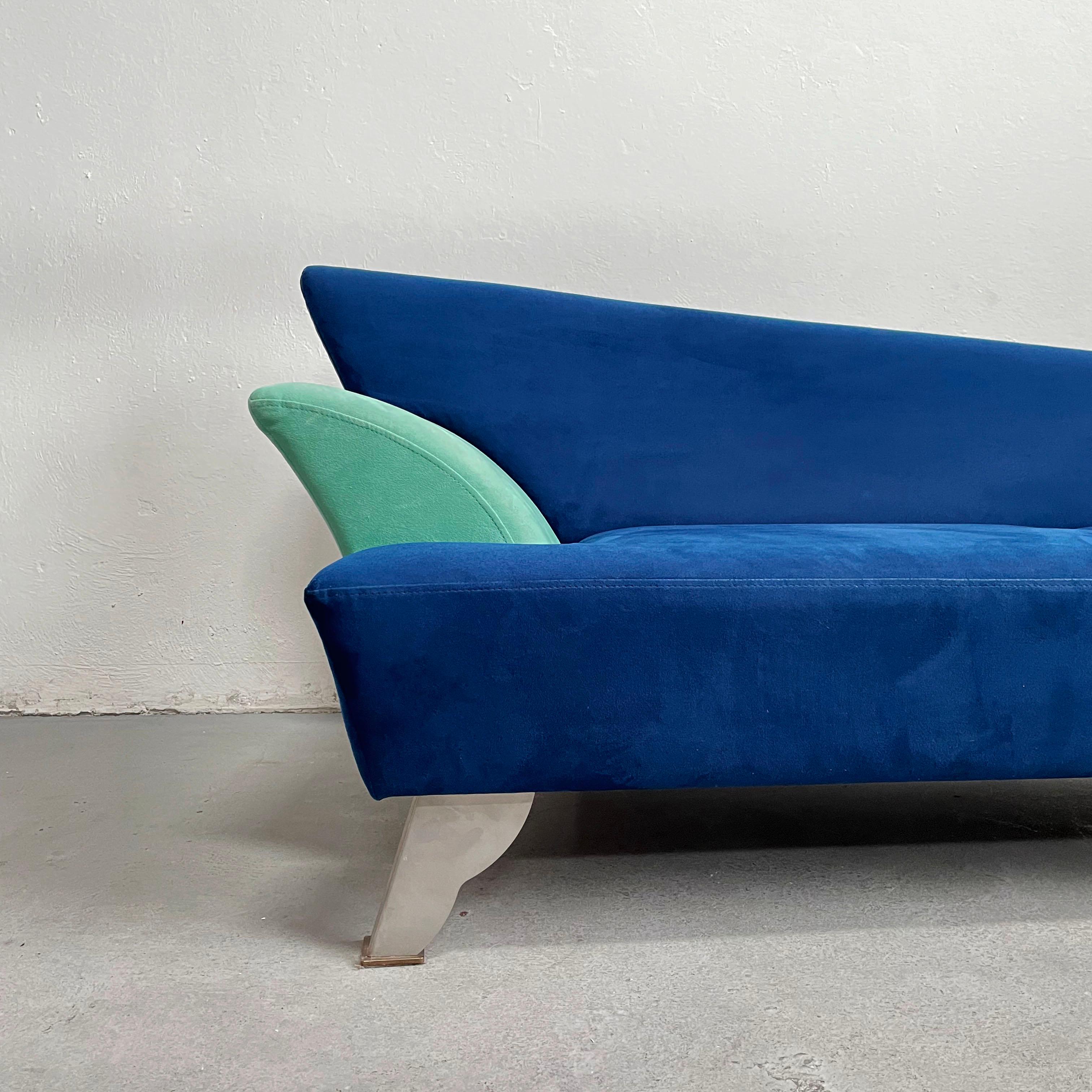 Postmodernes, skulpturales Daybed-Sofa mit elegant geformter, asymmetrischer Sitzfläche und Metallbeinen im Stil der 80er Jahre. Das Sofa ist mit blauem Alcantarastoff gepolstert

Hergestellt in den 1980er Jahren, der Ära des Memphis-Designs 

Das