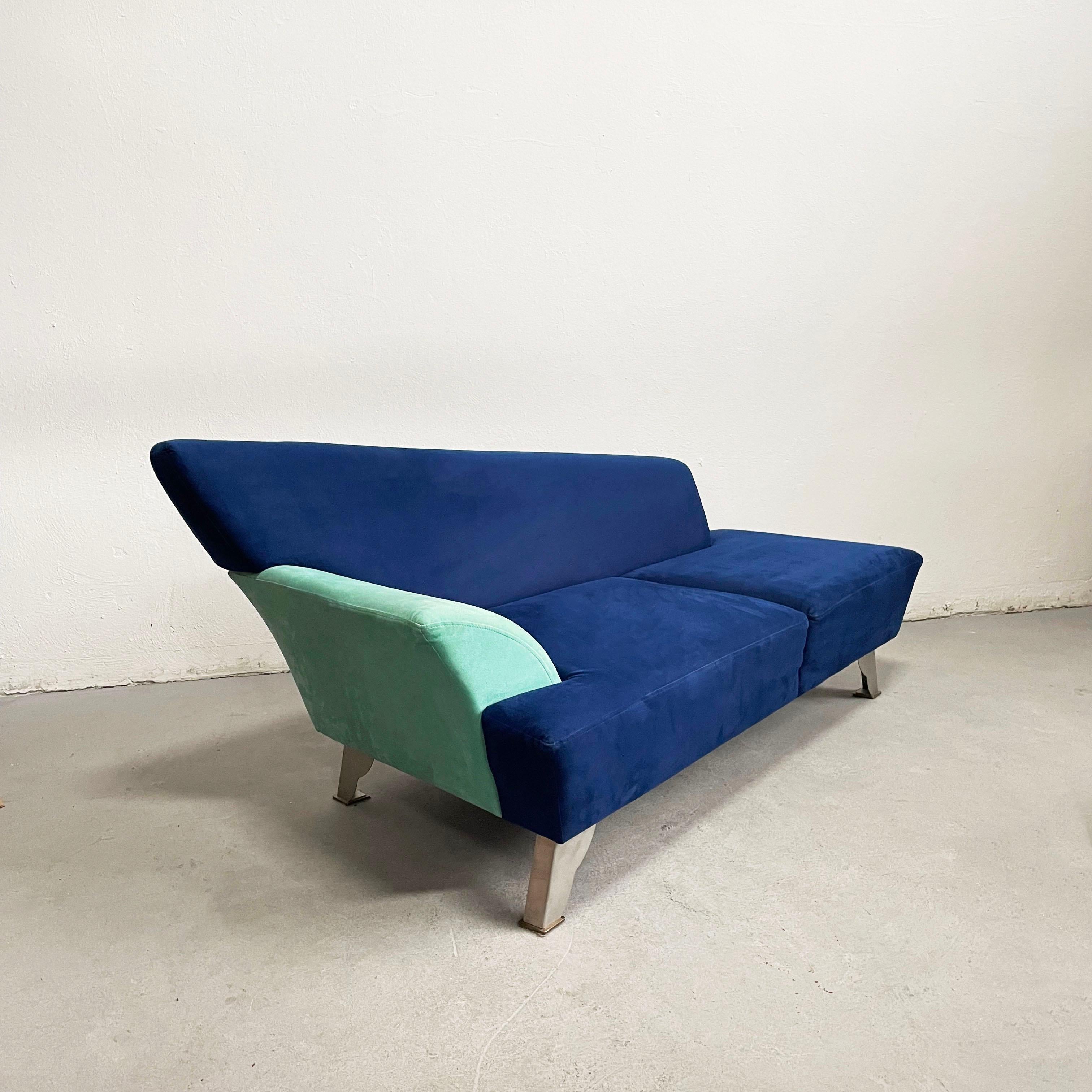 Italienisches 2-Sitzer-Sofa im Memphis-Stil aus blauem Alcantara-Stoff, postmodern, 1980er Jahre (Postmoderne) im Angebot
