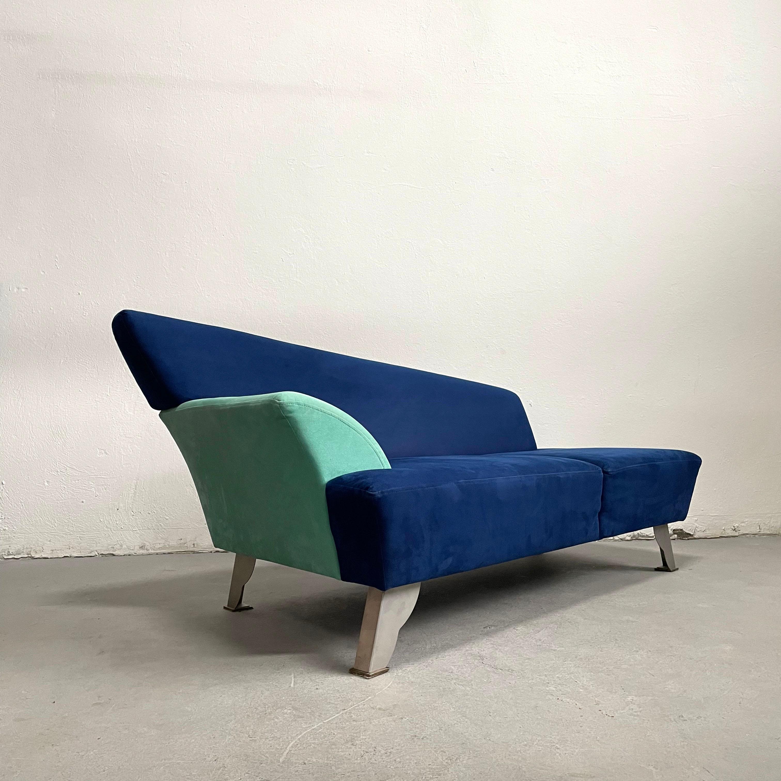 Italienisches 2-Sitzer-Sofa im Memphis-Stil aus blauem Alcantara-Stoff, postmodern, 1980er Jahre im Zustand „Gut“ im Angebot in Zagreb, HR