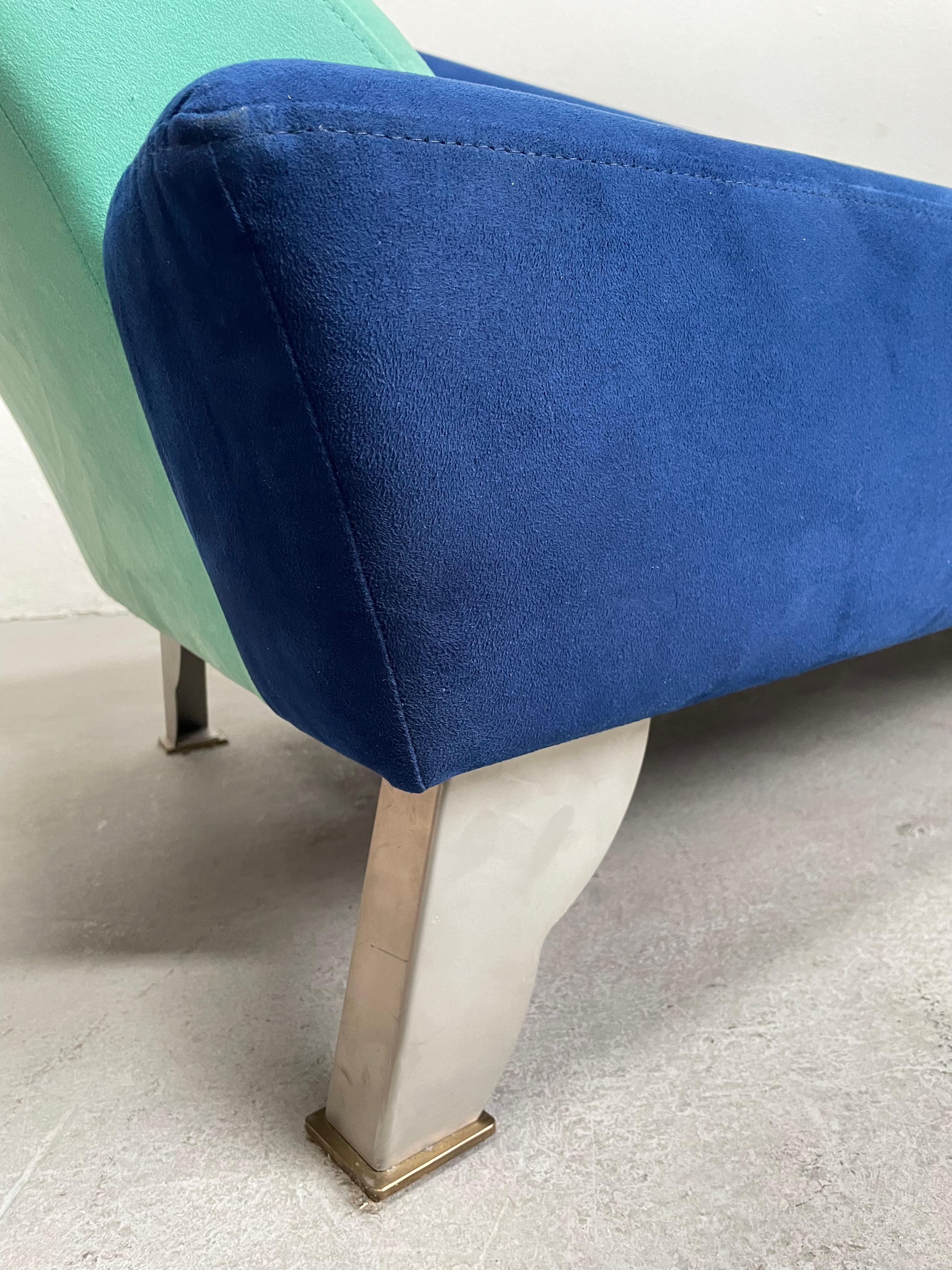 Italienisches 2-Sitzer-Sofa im Memphis-Stil aus blauem Alcantara-Stoff, postmodern, 1980er Jahre (Ende des 20. Jahrhunderts) im Angebot