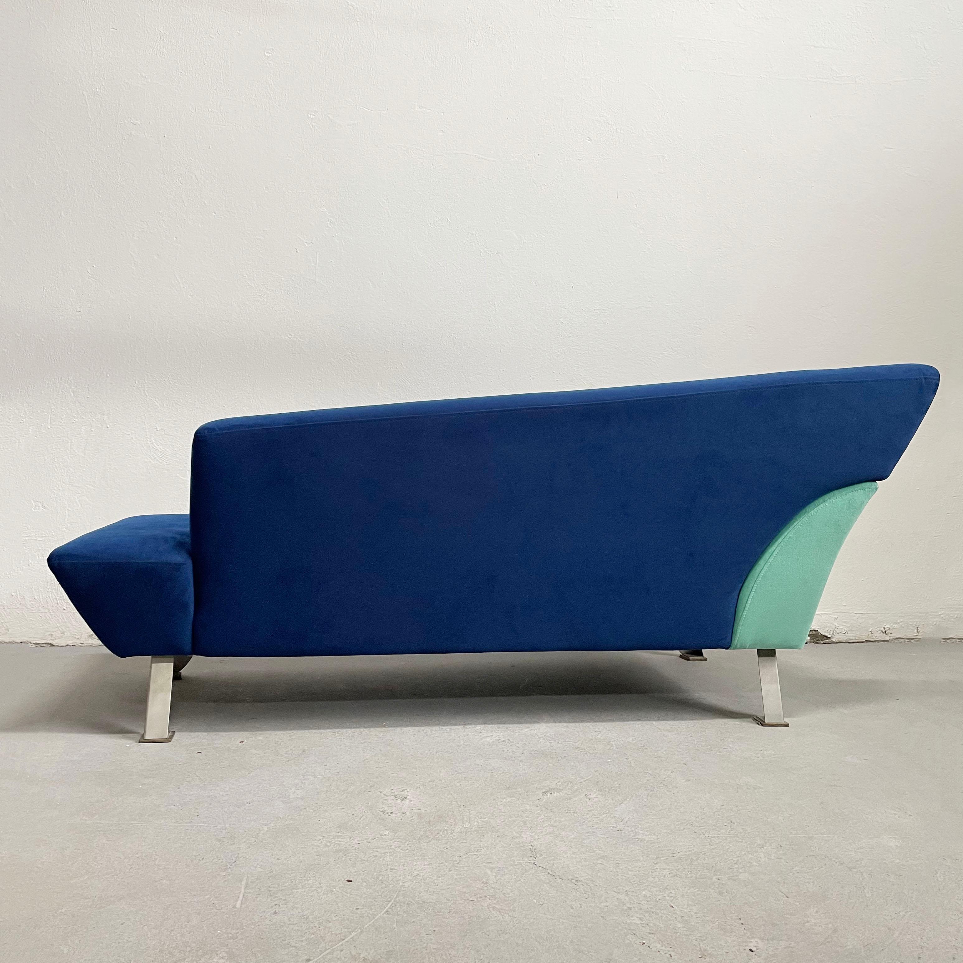 Italienisches 2-Sitzer-Sofa im Memphis-Stil aus blauem Alcantara-Stoff, postmodern, 1980er Jahre im Angebot 1