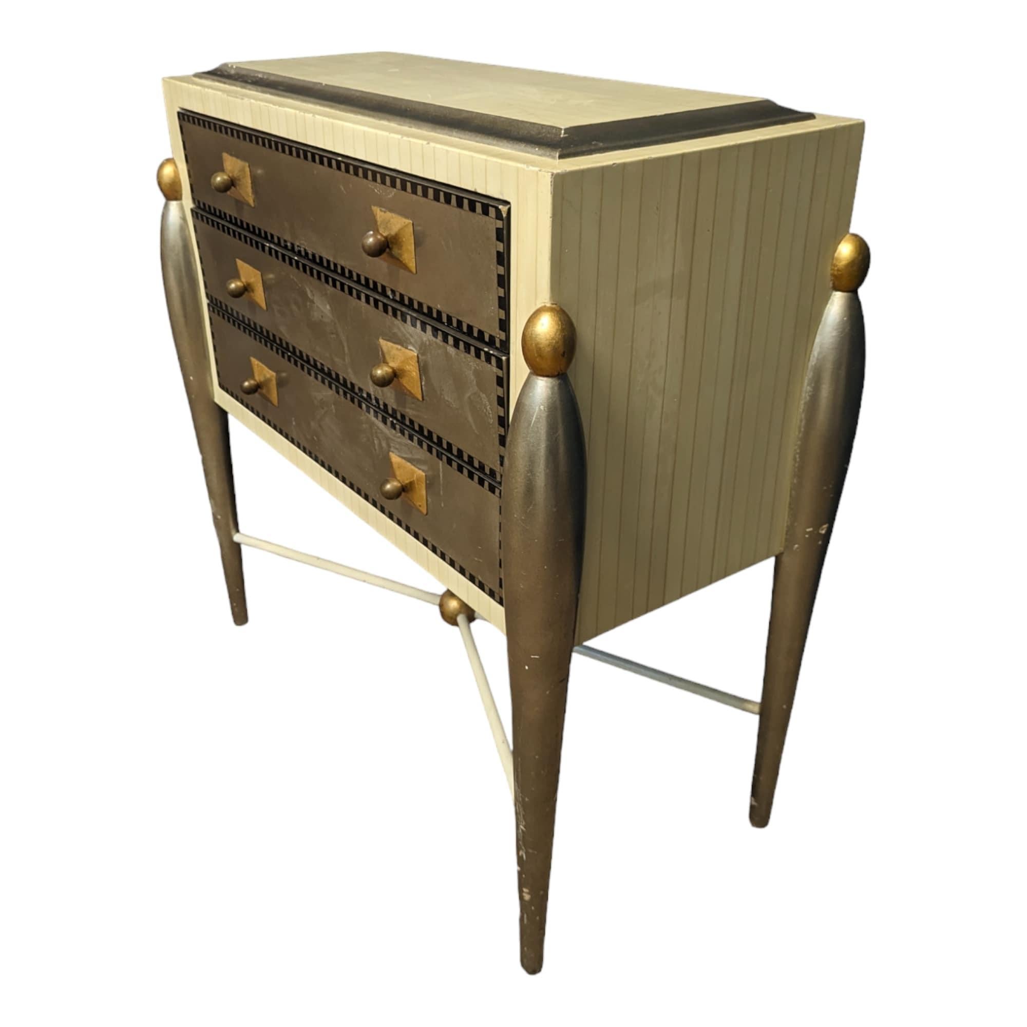 From Italy. Discover the boldness of Italian design with this remarkable Memphis-style chest of drawers, a piece that evokes the exuberance and creativity of this iconic art movement of the 1980s.

With its geometric shapes, bright colors and