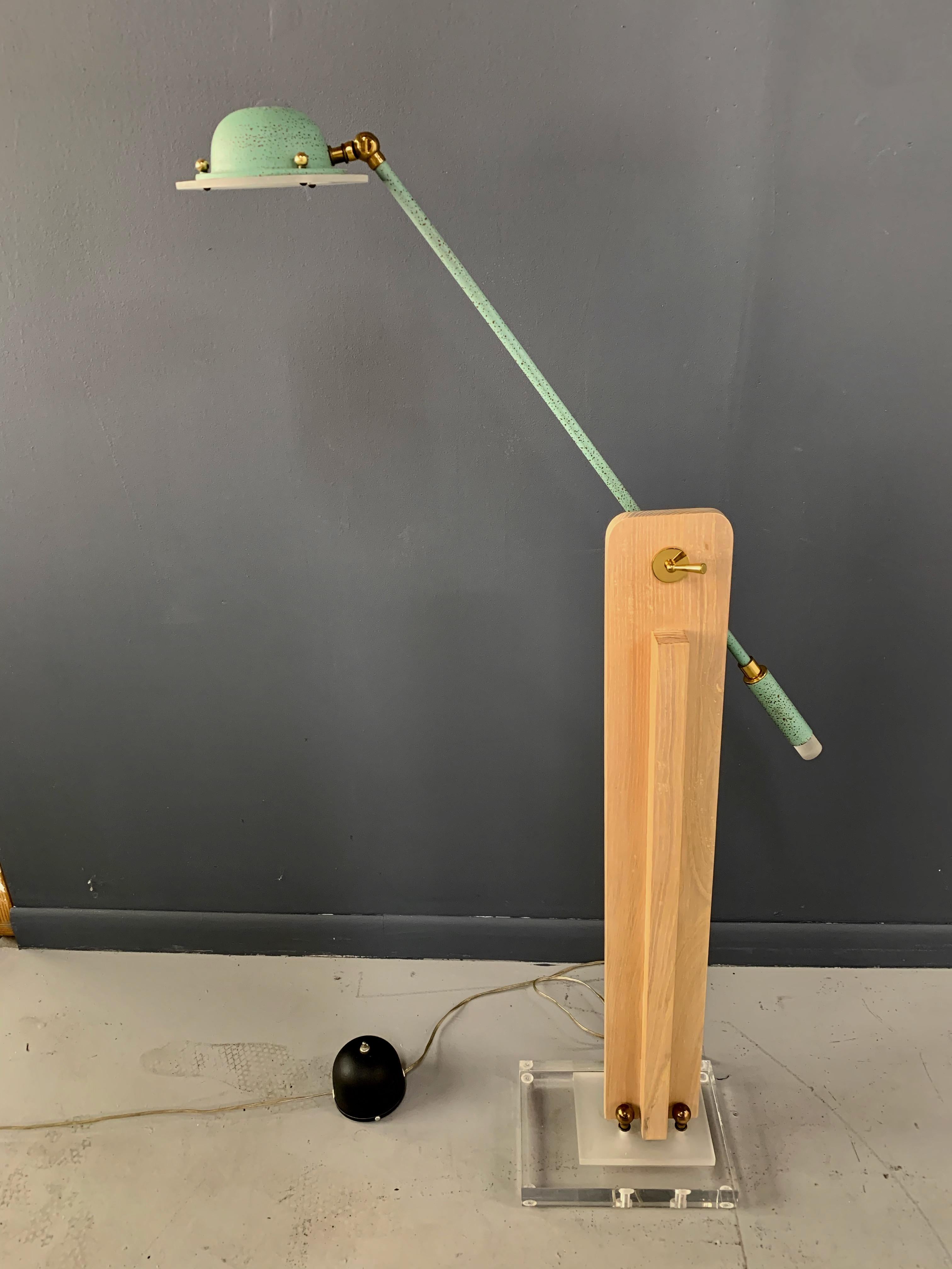 Lampada classica del 1990 in stile Memphis di Bauer. Quercia bianca ceramizzata con accessori in ottone di qualità e verniciatura d'epoca sul braccio e sul paralume. La base è una combinazione di lucite trasparente e opaca.
