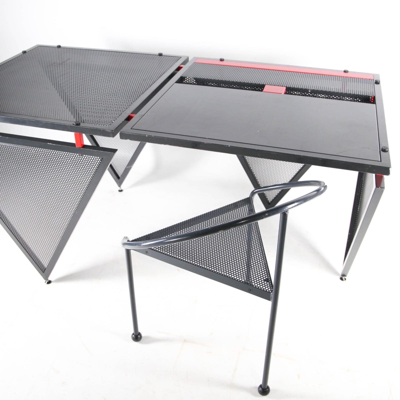 Fine XX secolo Scrivania e sgabello in metallo in stile Memphis in vendita