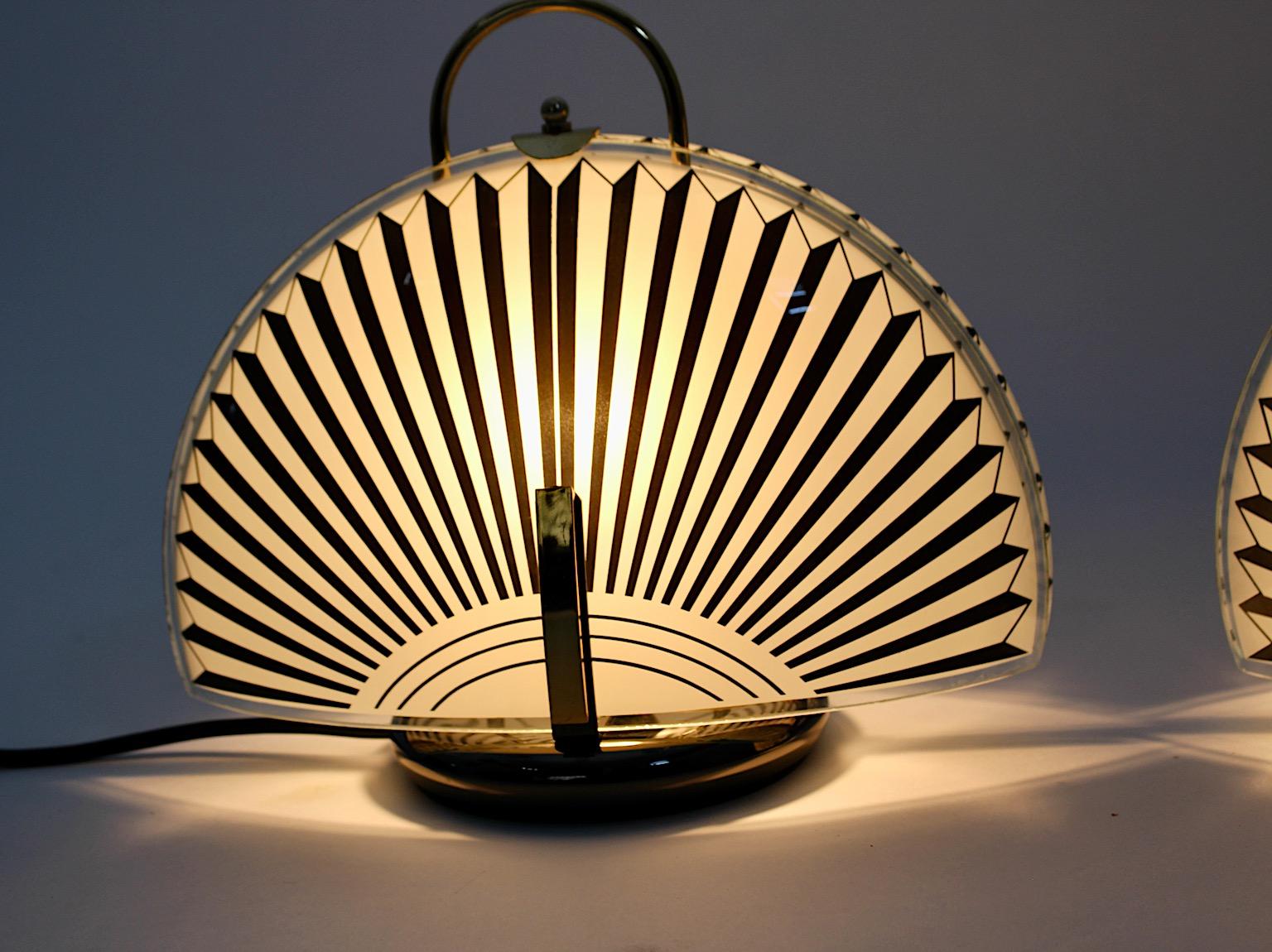 Paire de lampes de chevet ou lampes de table en verre noir et blanc et métal cuivré de style Post-Moderne Whiting 1990 Italie.
Une fantastique paire de lampes de chevet ou lampes de table en verre noir et blanc avec des ferrures en laiton et une