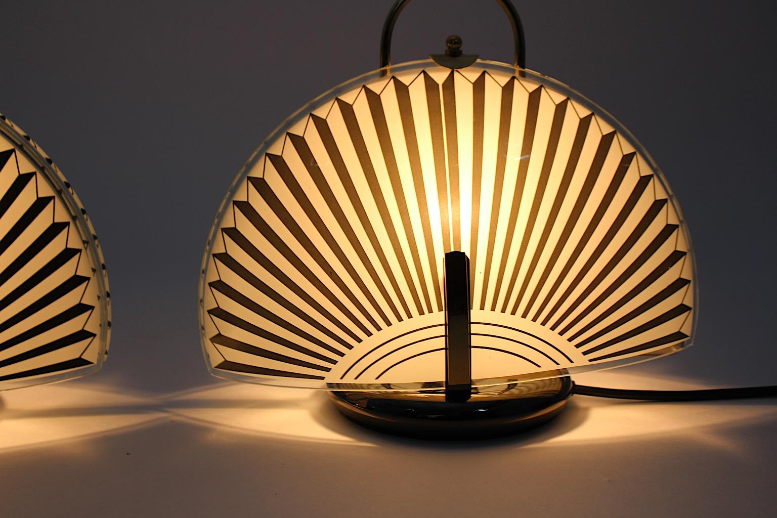 Postmoderne Paire de lampes de chevet The Modernity Lampes de table Noir Blanc Verre 1990 en vente