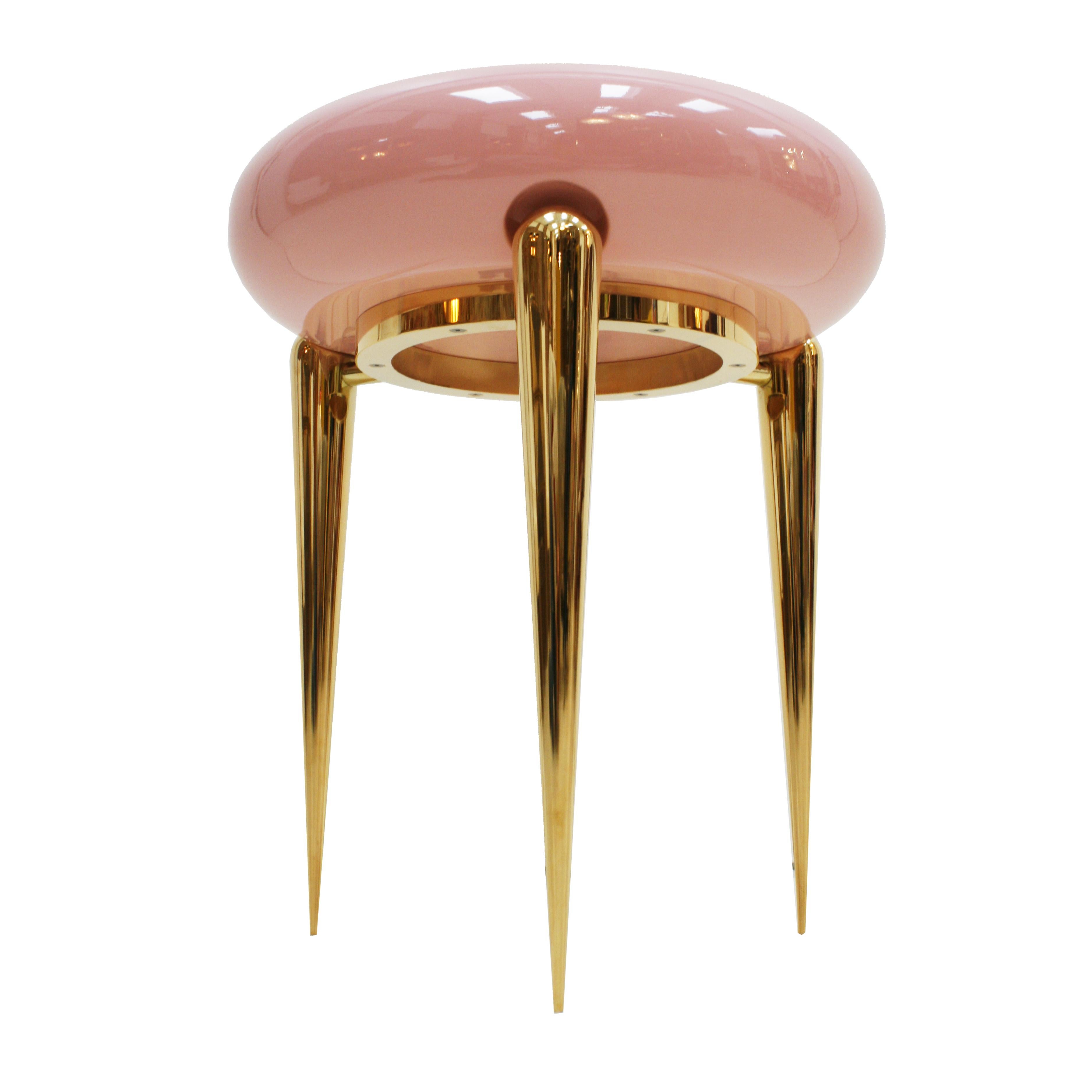 Modern circular coffee table composed of brass structure with three gold-plated truncated cone shape legs and high-gloss pink lacquered solid wood top. Made in Germany.

