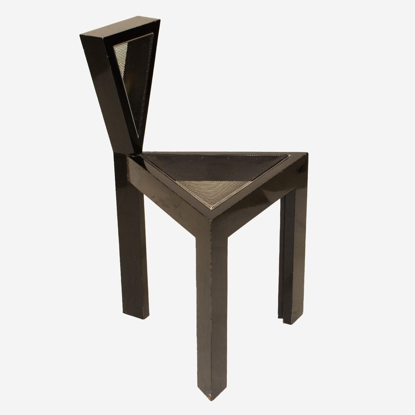 Cette chaise unique de style Memphis est un prototype expérimental unique en son genre. Conçue et fabriquée par le designer de meubles Carl Steele, elle est composée de bois laqué, d'aluminium poli et d'un siège en maille d'acier peint. Le designer