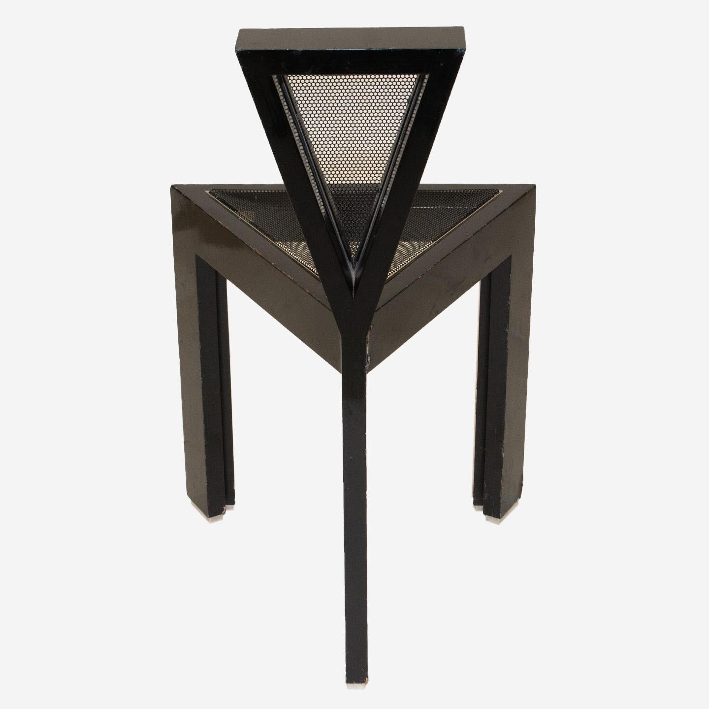 Dreieckiger modernistischer Stuhl im Memphis-Stil von Carl Tese  (Postmoderne) im Angebot