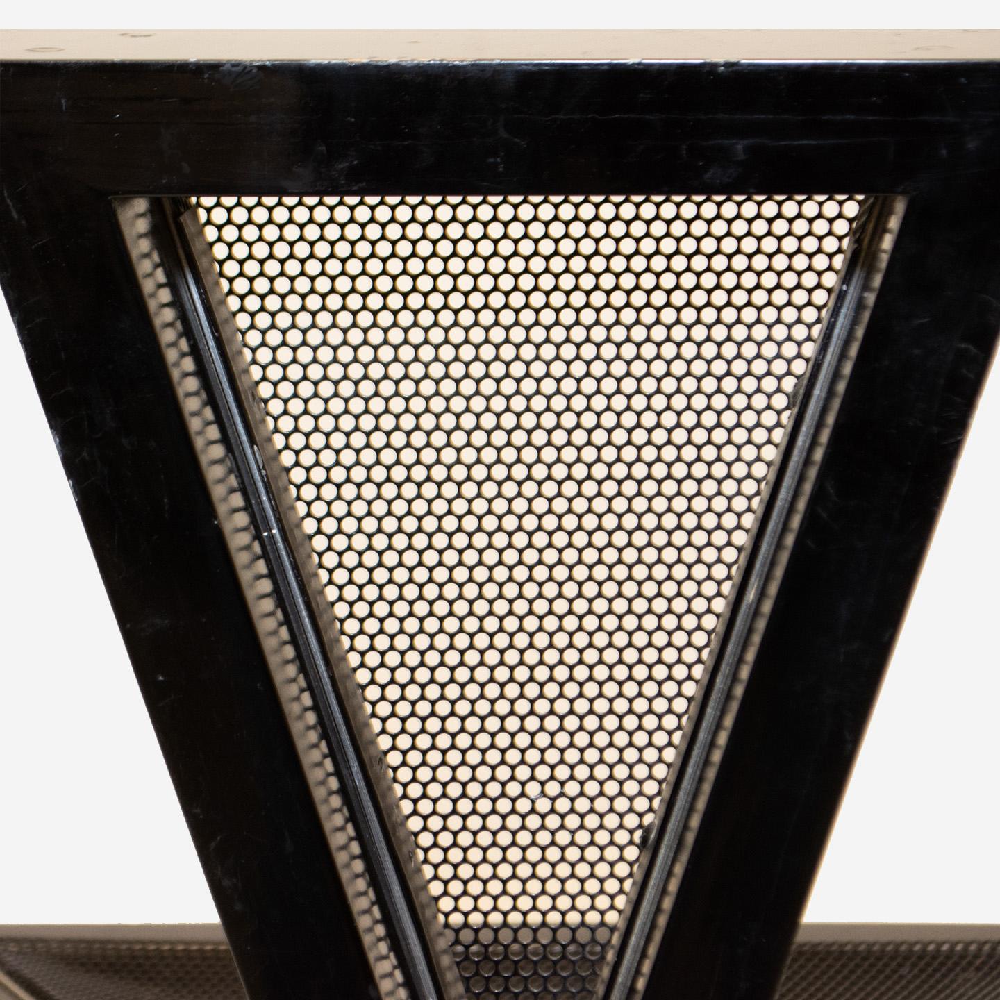 Laqué Chaise triangulaire moderniste de style Memphis de Carl Tese  en vente