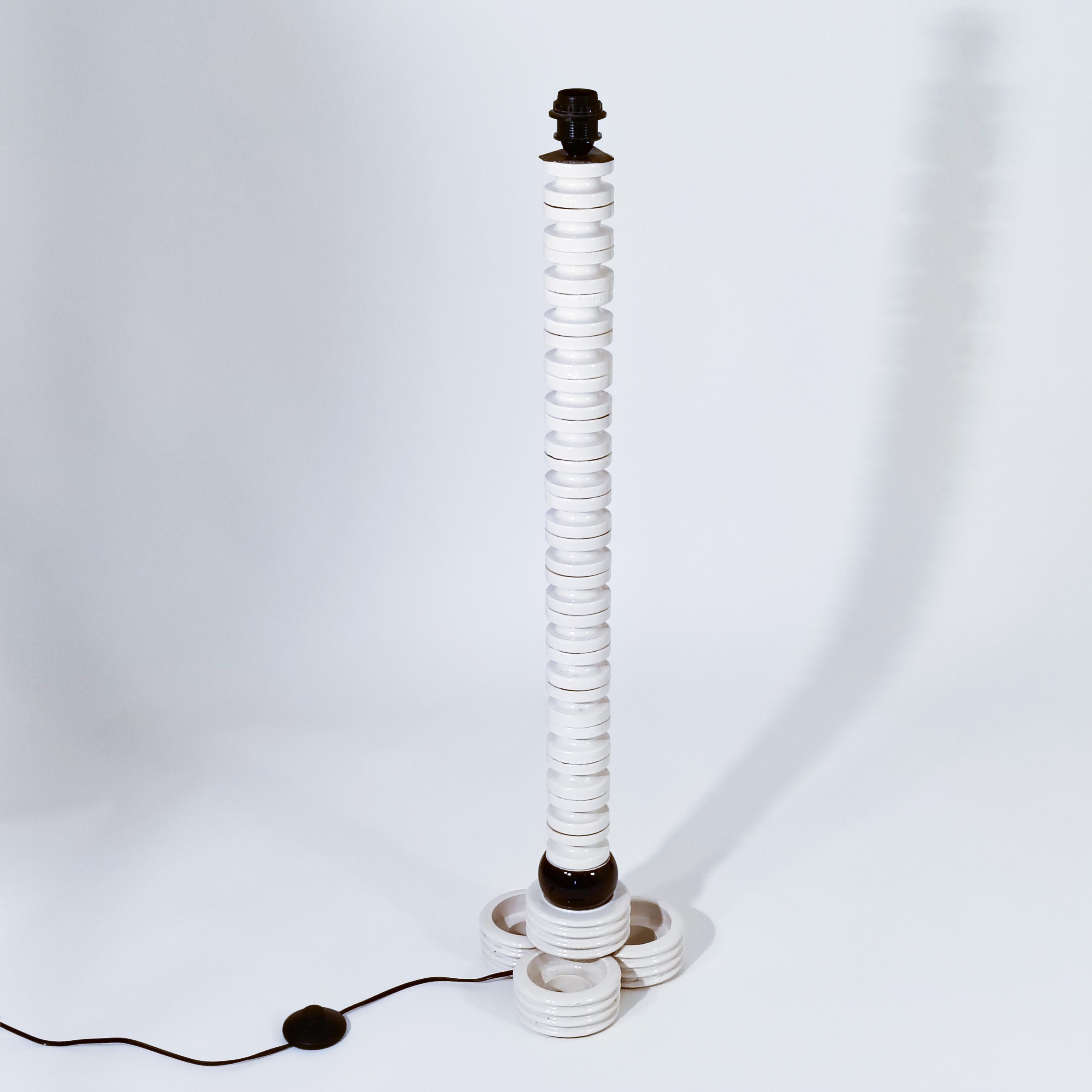 Lámpara de pie de cerámica artesanal estilo Memphis, Italia, años 80. Hecho a mano uniendo varios elementos cerámicos utilizados en torres eléctricas de alta tensión como aislantes de cables. Se han utilizado distintos tipos de aislantes de cerámica
