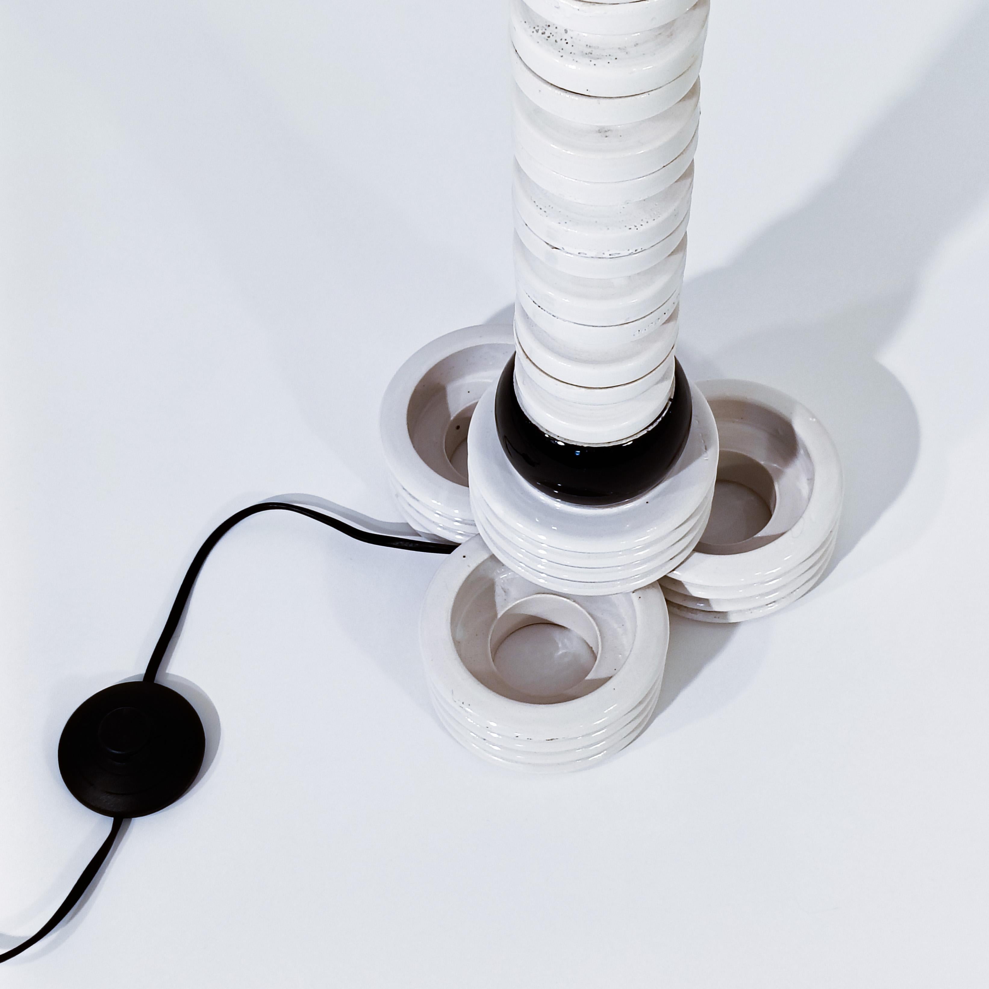 Al estilo de Memphis. Lámpara de pie Pos-Moderna de cerámica hecha a mano, Italia, años 80 Posmoderno en venta