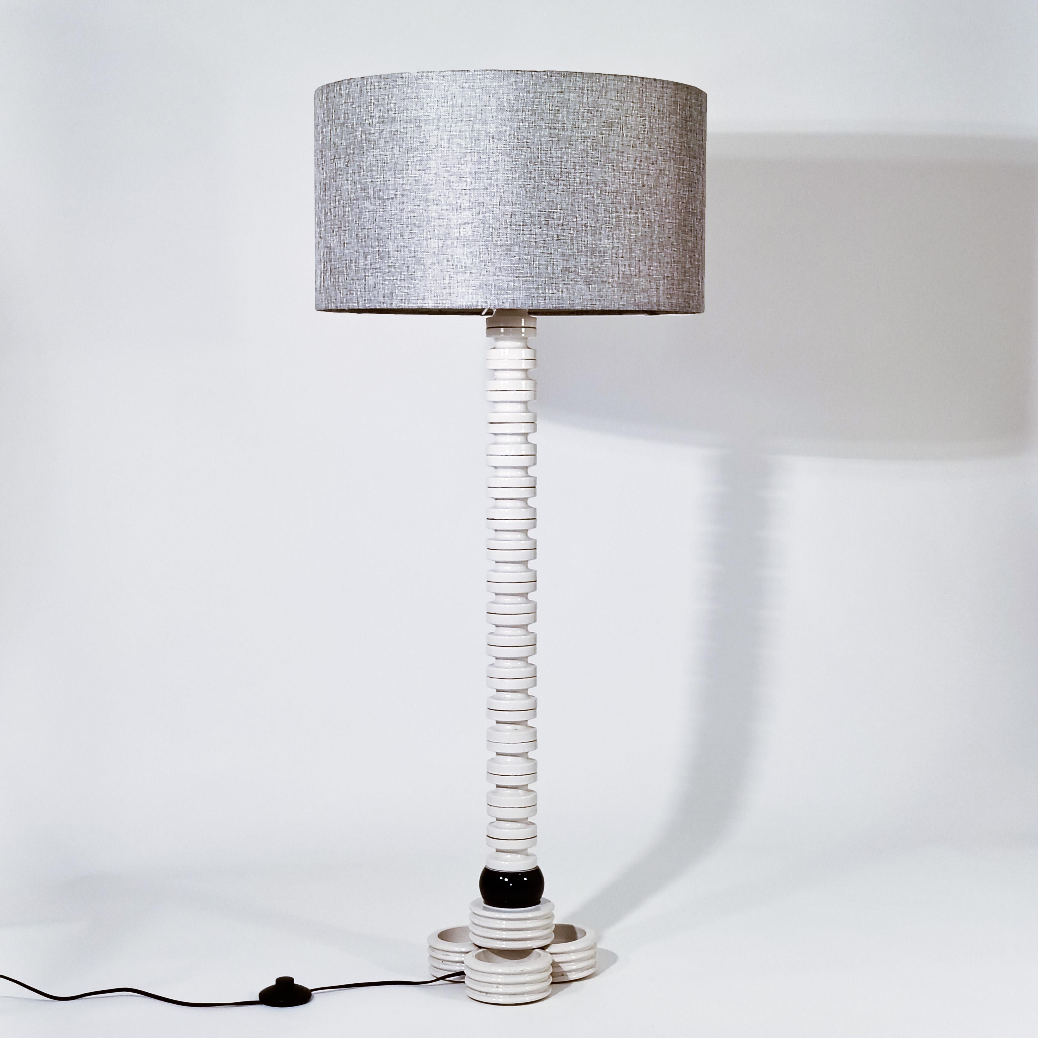 Al estilo de Memphis. Lámpara de pie Pos-Moderna de cerámica hecha a mano, Italia, años 80 Italiano en venta