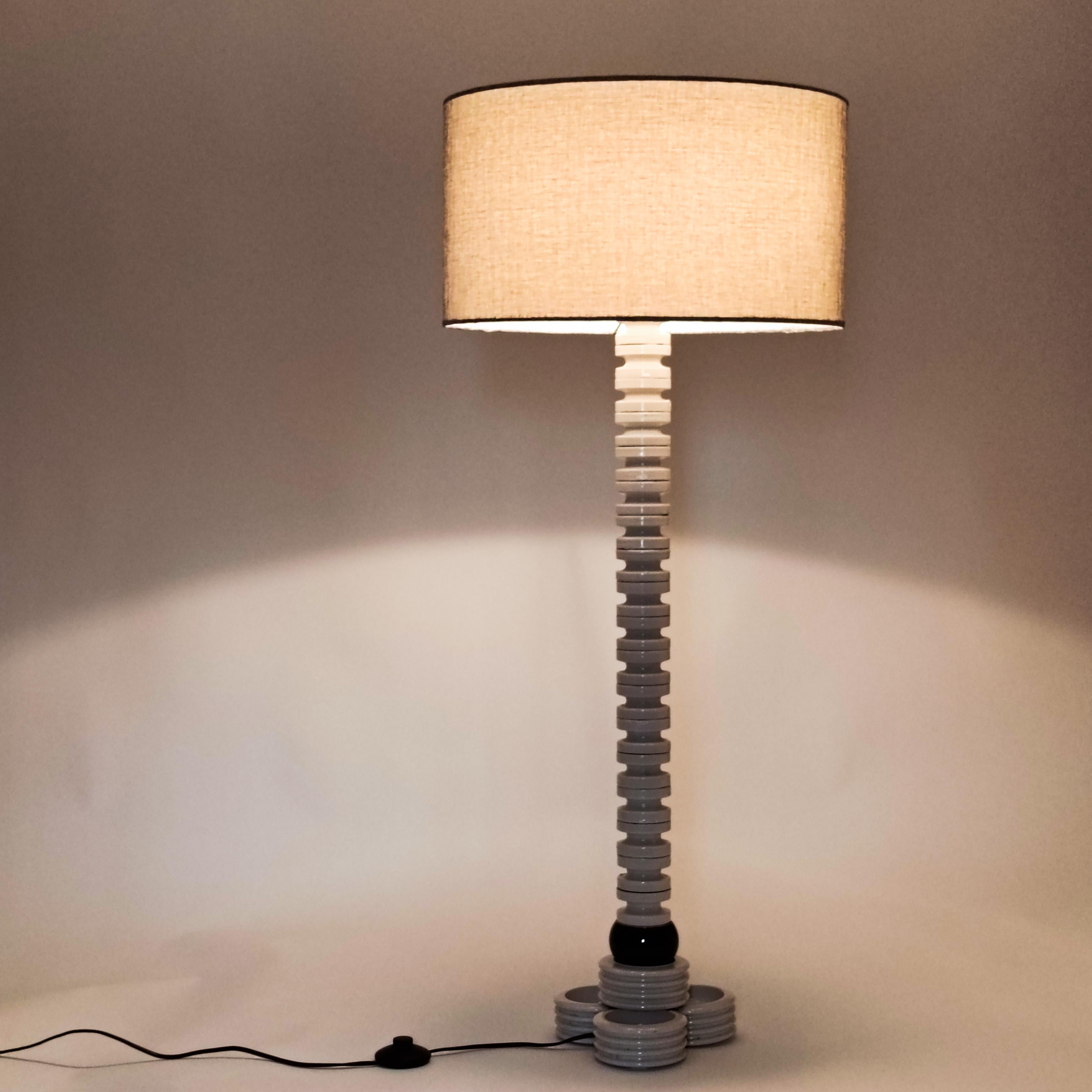 Al estilo de Memphis. Lámpara de pie Pos-Moderna de cerámica hecha a mano, Italia, años 80 Moldeado en venta