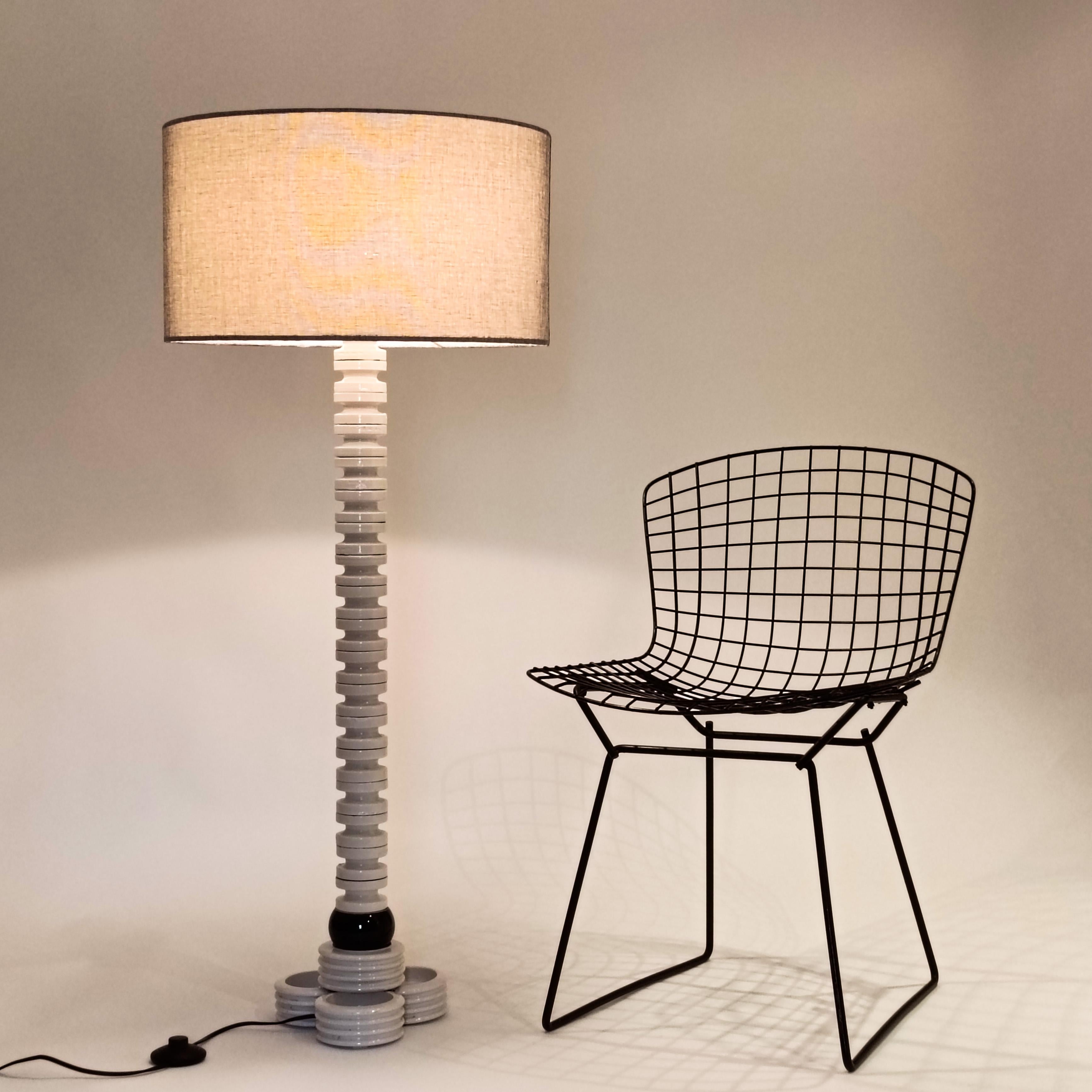 Al estilo de Memphis. Lámpara de pie Pos-Moderna de cerámica hecha a mano, Italia, años 80 en Bueno estado para la venta en SANT ADRIÀ DE BESÒS, ES