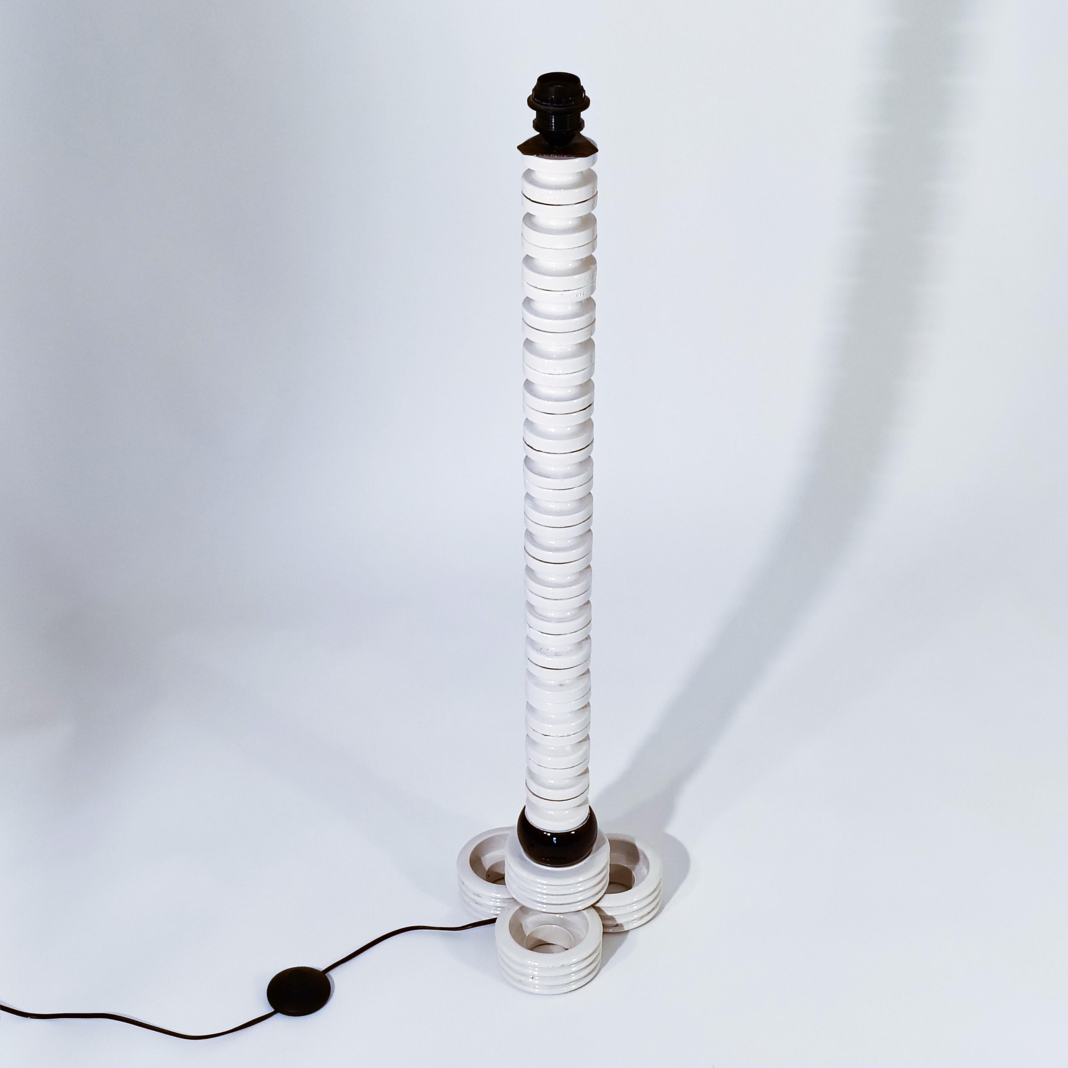 Al estilo de Memphis. Lámpara de pie Pos-Moderna de cerámica hecha a mano, Italia, años 80 finales del siglo XX en venta