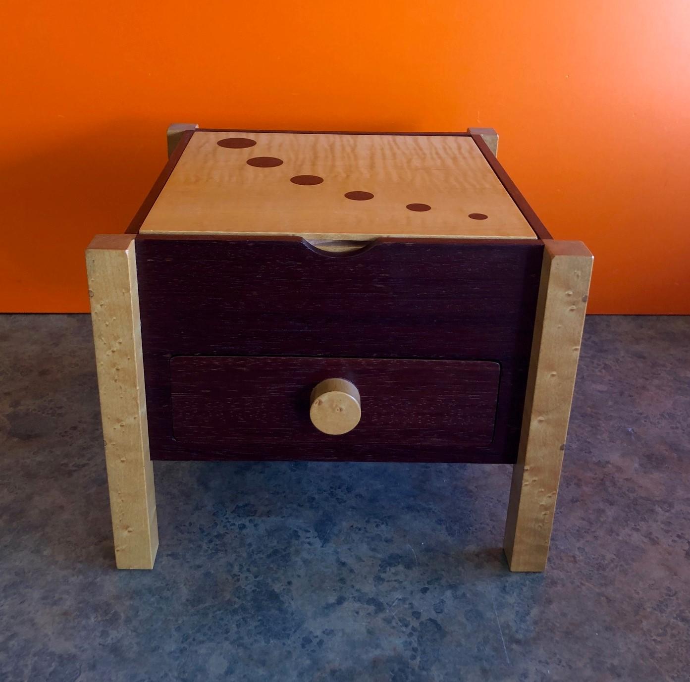 Postmoderne Schmuckschatulle aus gemischtem Holz im Memphis-Stil mit Schublade, um 1998. Die Box misst 9