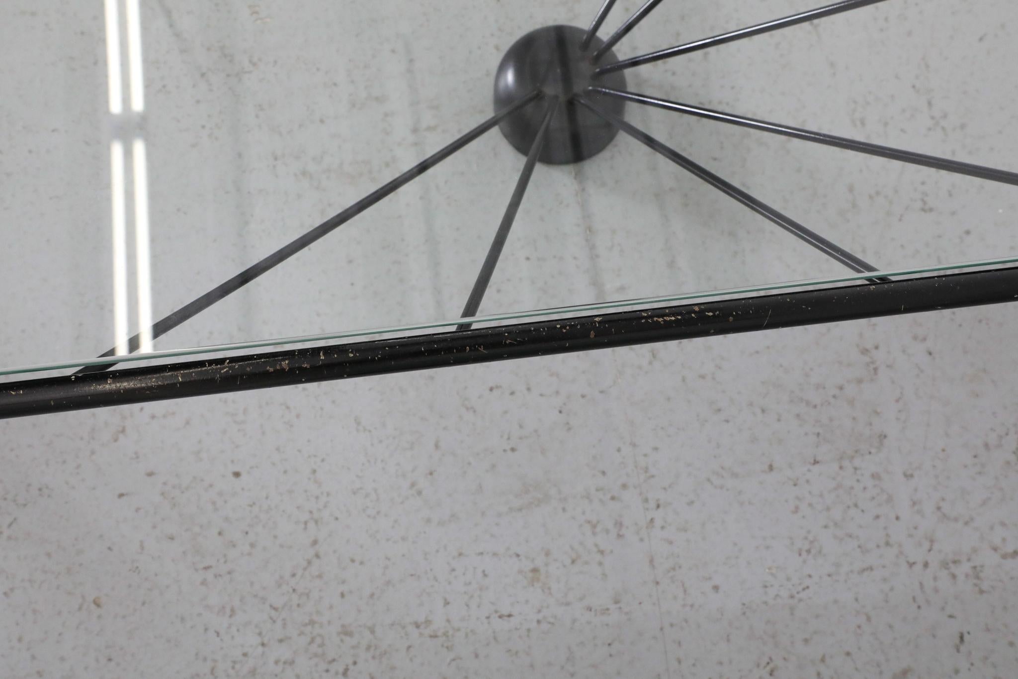 Mesa baja piramidal estilo Memphis inspirada en Ettore Sottsass en venta 4