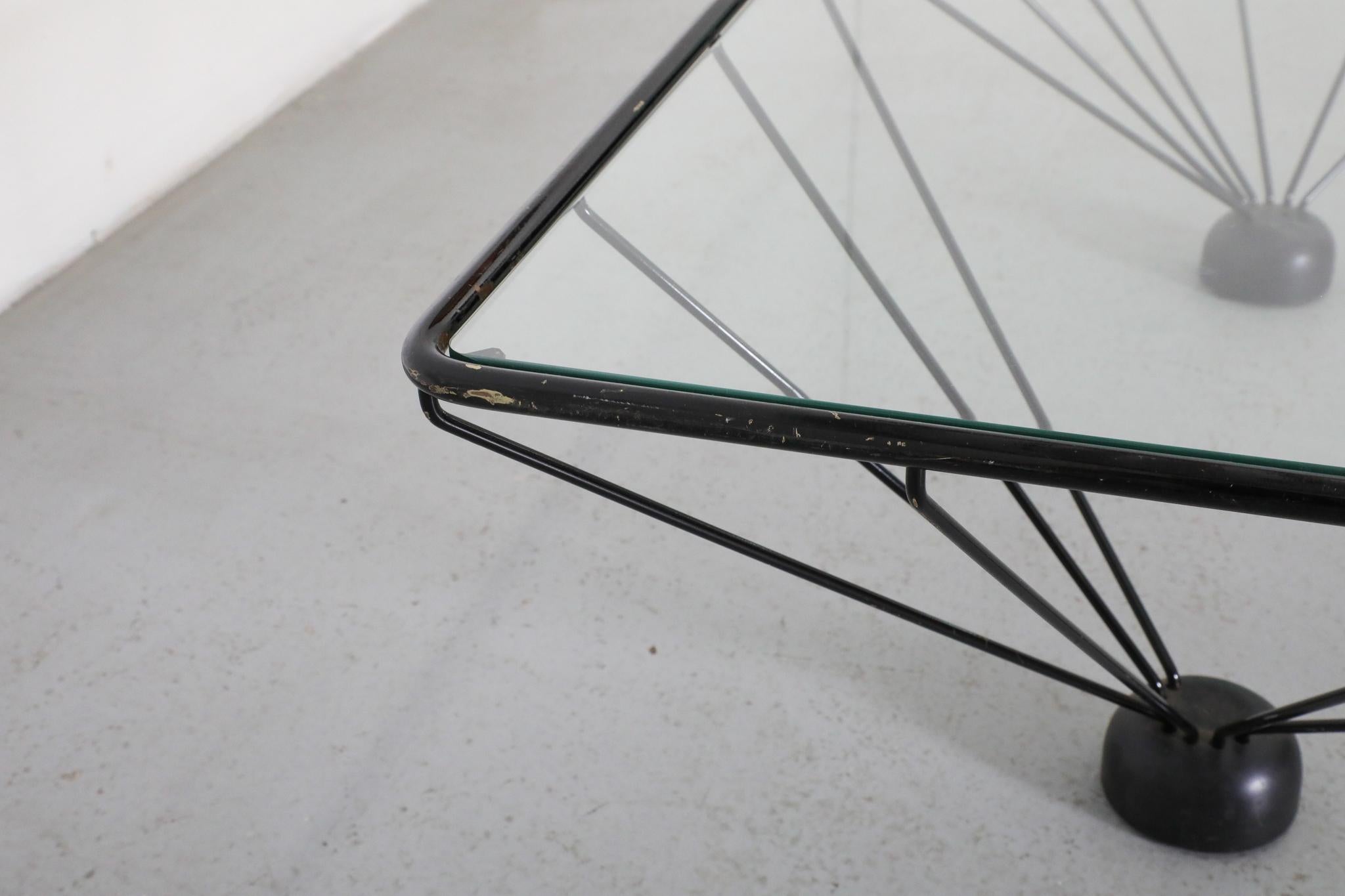 Mesa baja piramidal estilo Memphis inspirada en Ettore Sottsass en venta 7