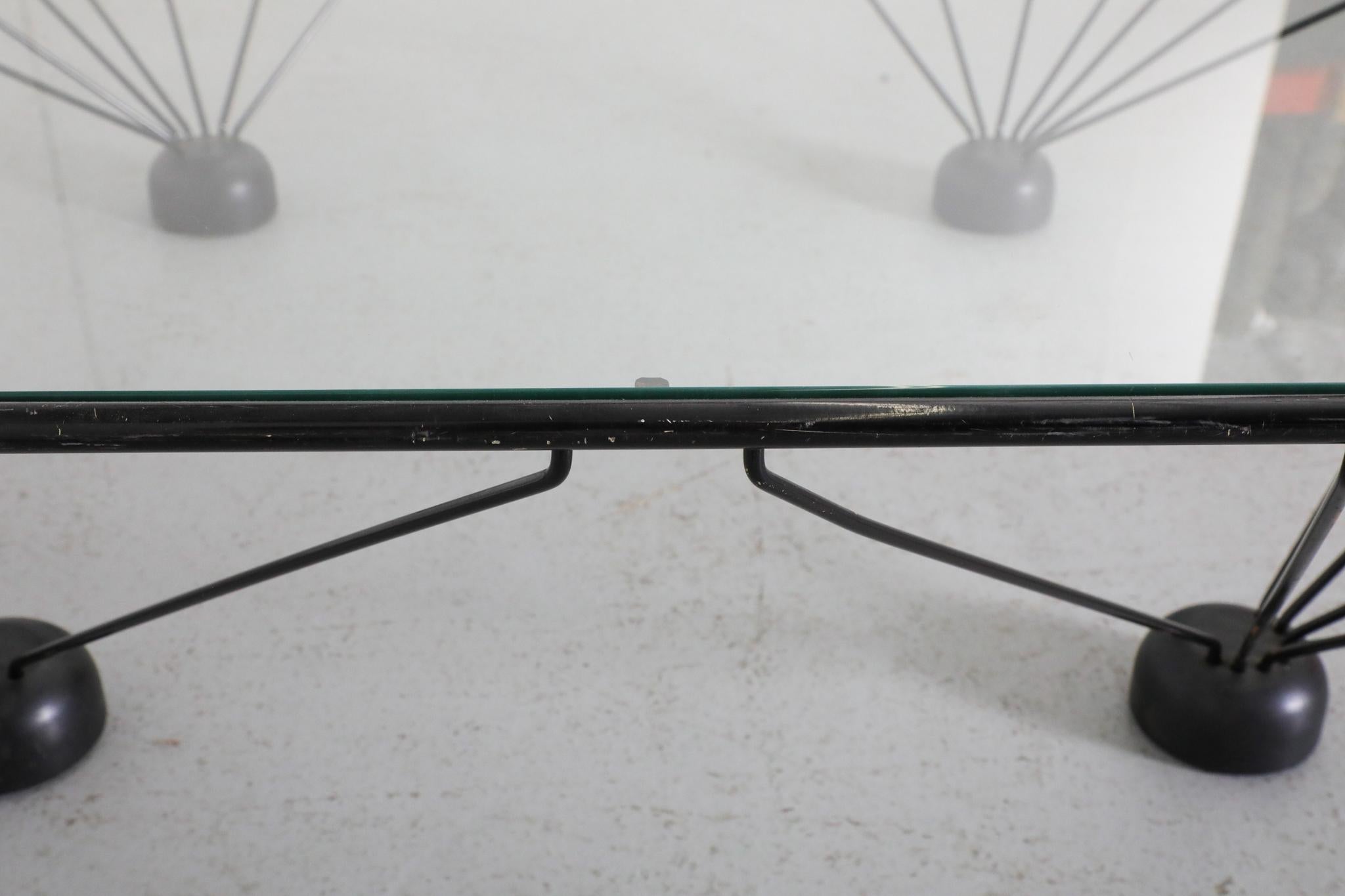 Mesa baja piramidal estilo Memphis inspirada en Ettore Sottsass en venta 8