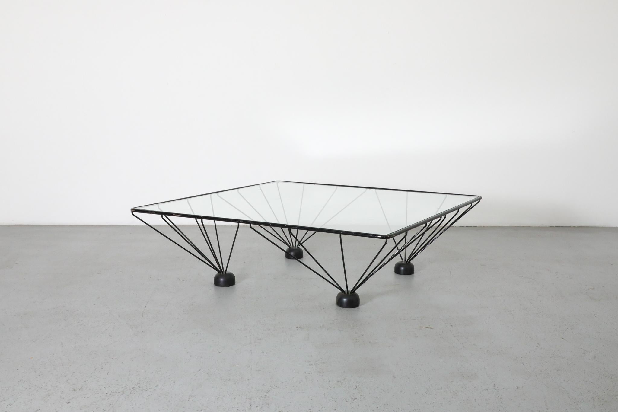 Mesa baja piramidal estilo Memphis inspirada en Ettore Sottsass Moderno de mediados de siglo en venta