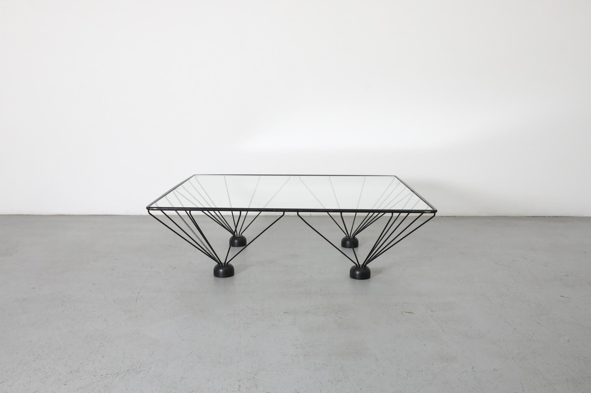 Mesa baja piramidal estilo Memphis inspirada en Ettore Sottsass Holandés en venta