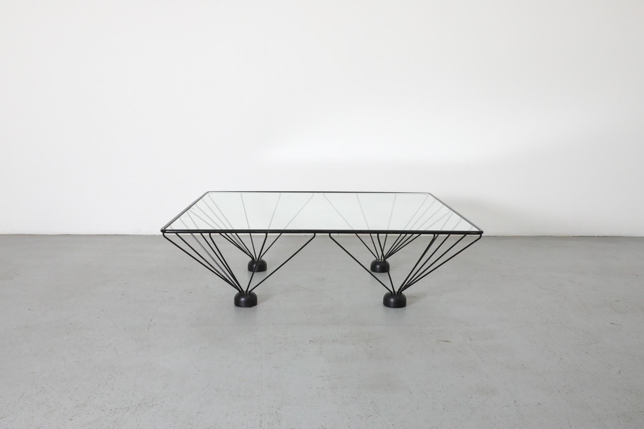 Mesa baja piramidal estilo Memphis inspirada en Ettore Sottsass Esmaltado en venta