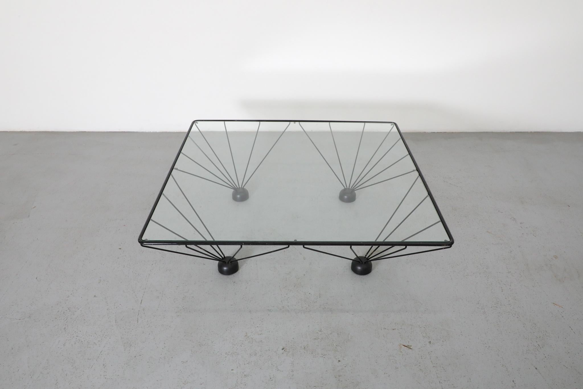 Mesa baja piramidal estilo Memphis inspirada en Ettore Sottsass en Bueno estado para la venta en Los Angeles, CA