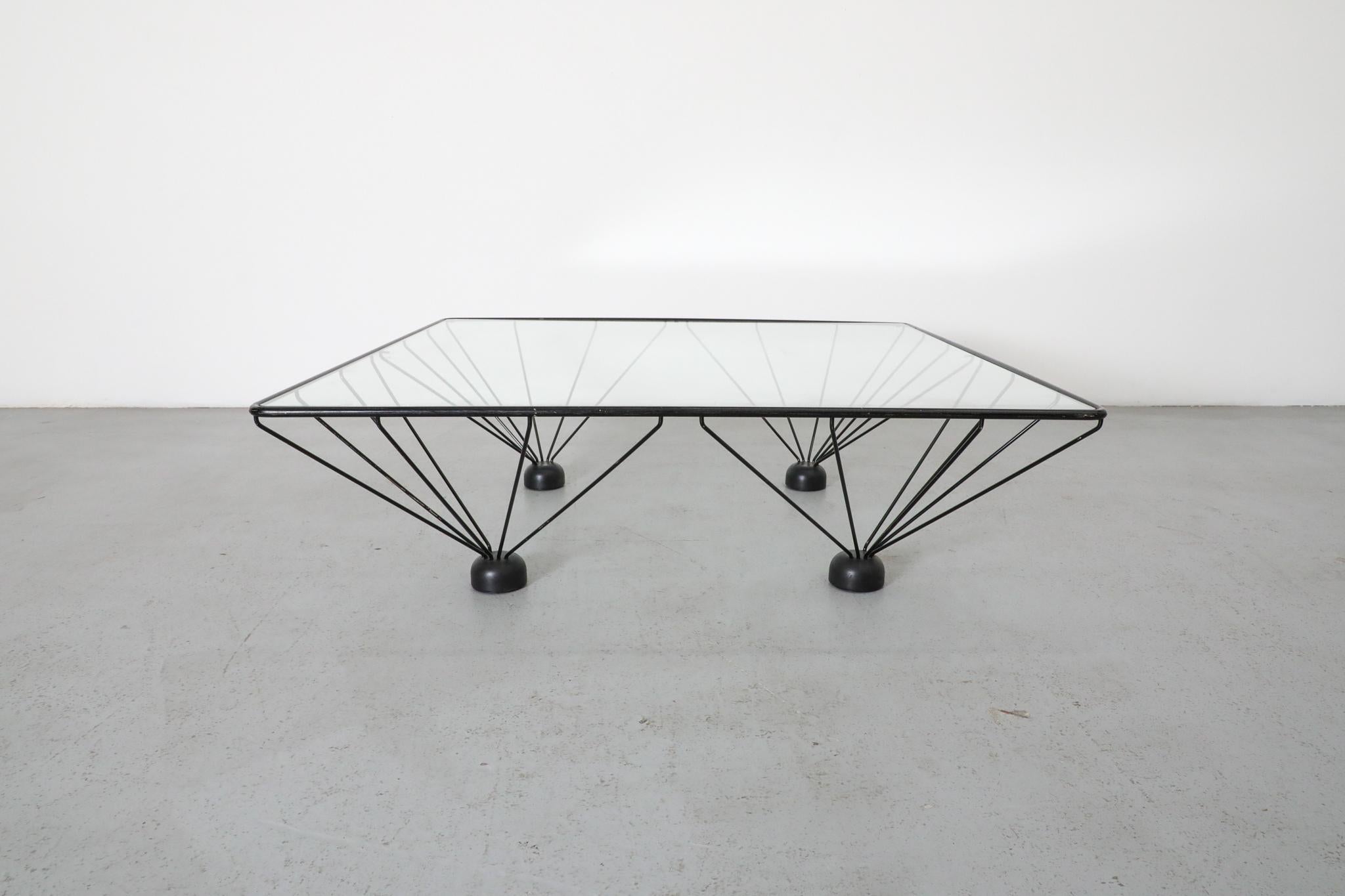 Mesa baja piramidal estilo Memphis inspirada en Ettore Sottsass siglo XX en venta