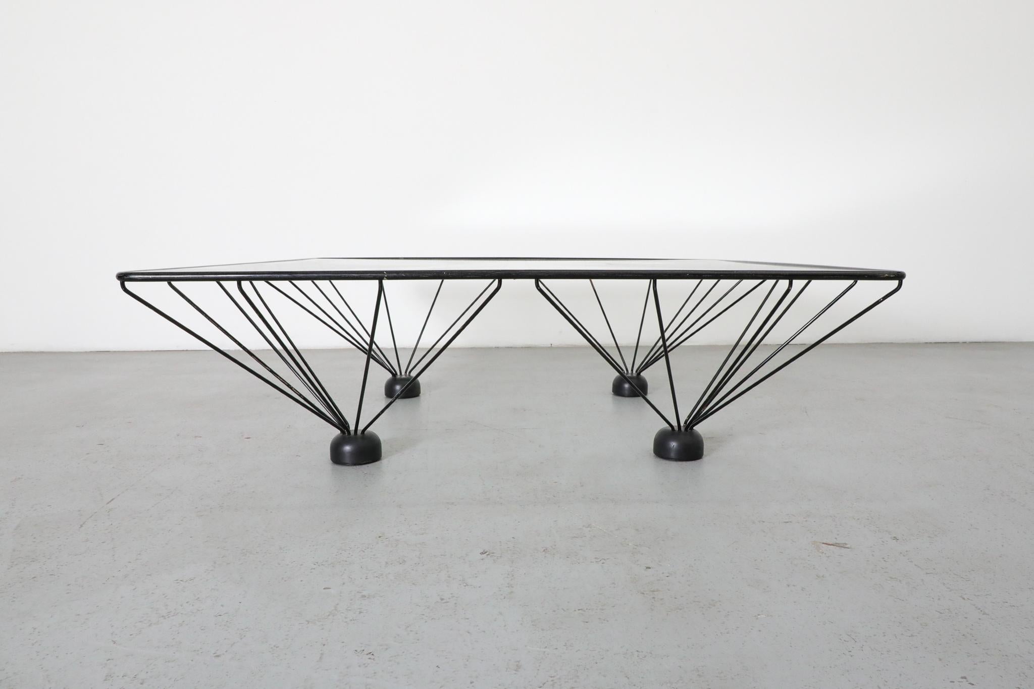 Mesa baja piramidal estilo Memphis inspirada en Ettore Sottsass Metal en venta