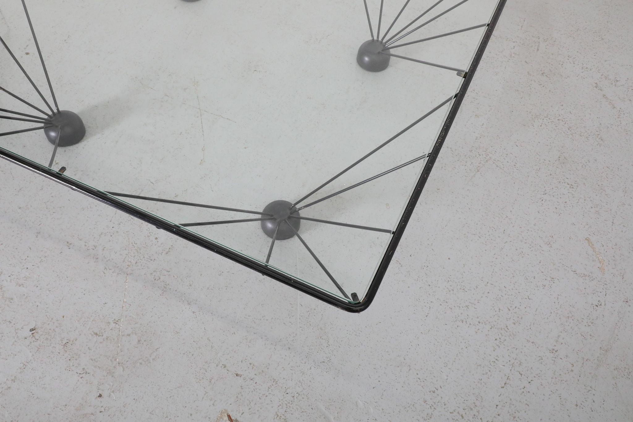Mesa baja piramidal estilo Memphis inspirada en Ettore Sottsass en venta 1