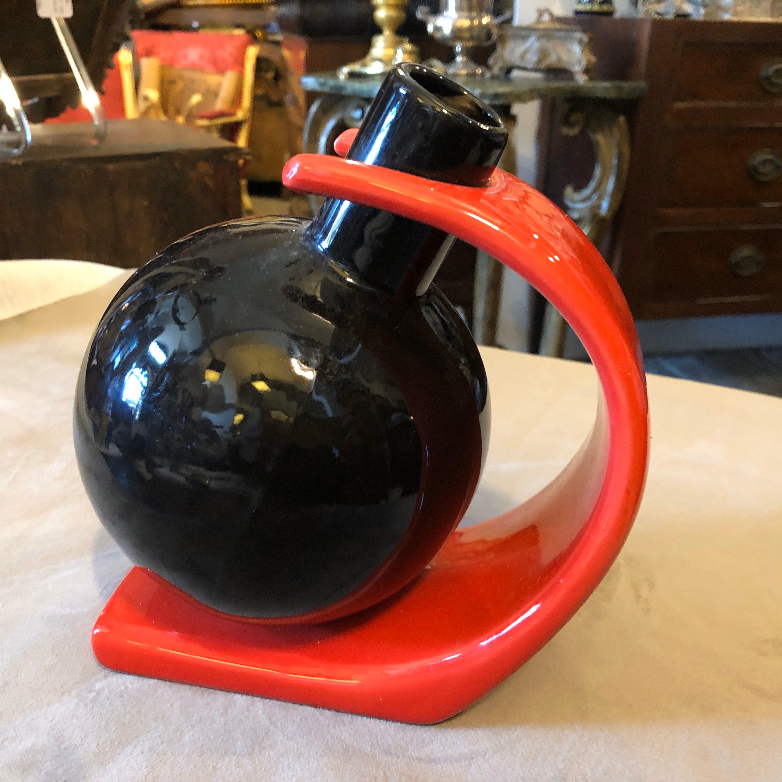 Memphis Style Red and Black Ceramic Italian Vase, circa 1980 2