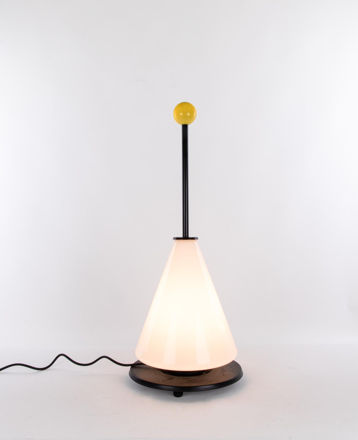 Standby-Lampe im Memhis-Stil aus Lucit, hergestellt in Deutschland in den 1990er Jahren. 

Für diese Leuchte erhielt Elkamet 1994 den renommierten IF Design Award. 

Hersteller: Elkamet. 
Material: Kunststoff. 
Maße: Höhe 28