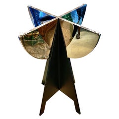 Tisch im Memphis-Stil