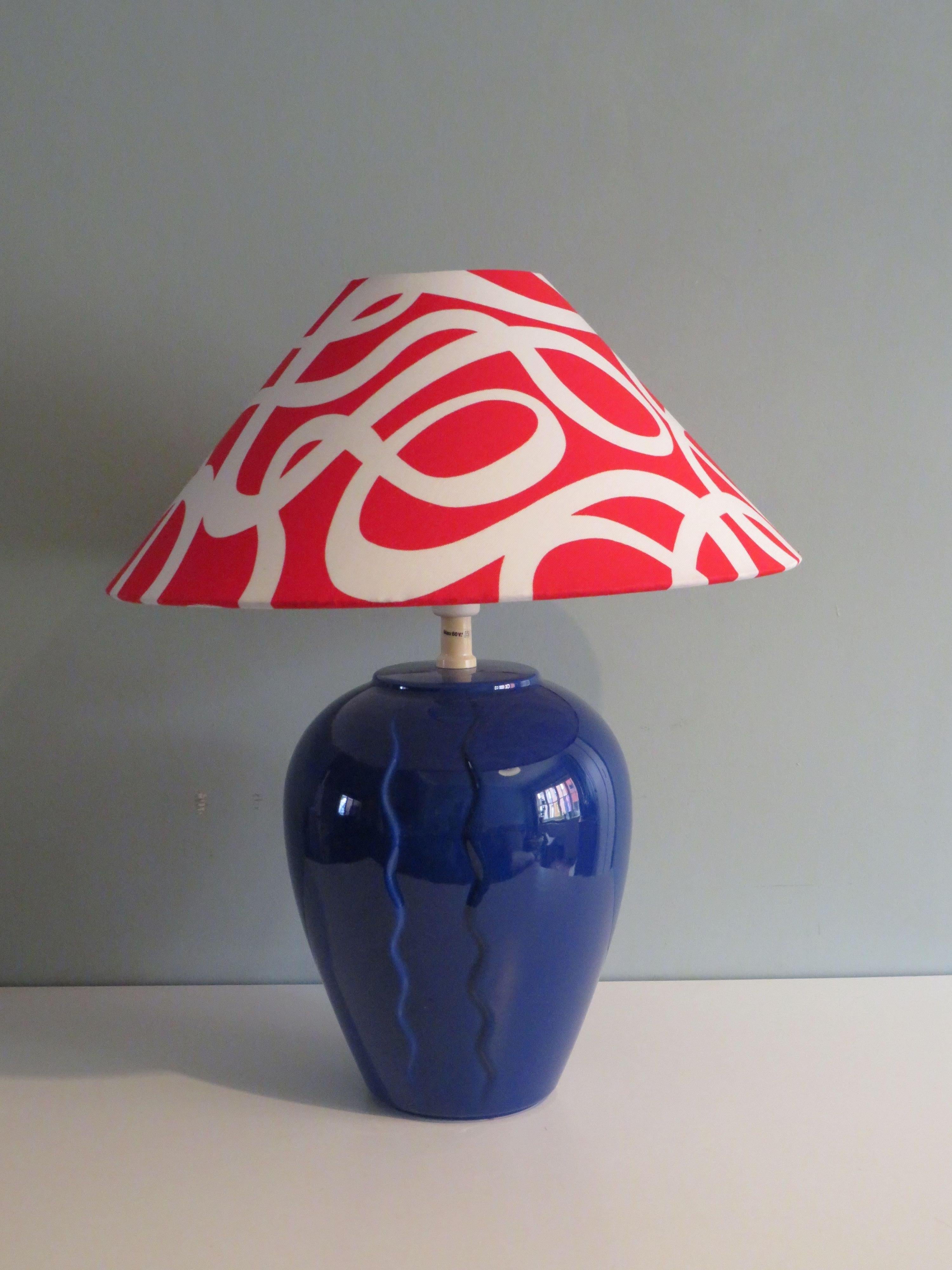 Memphis style table lamp, Ikea 1980 with custom-made lampshade  In Good Condition For Sale In Herentals, BE