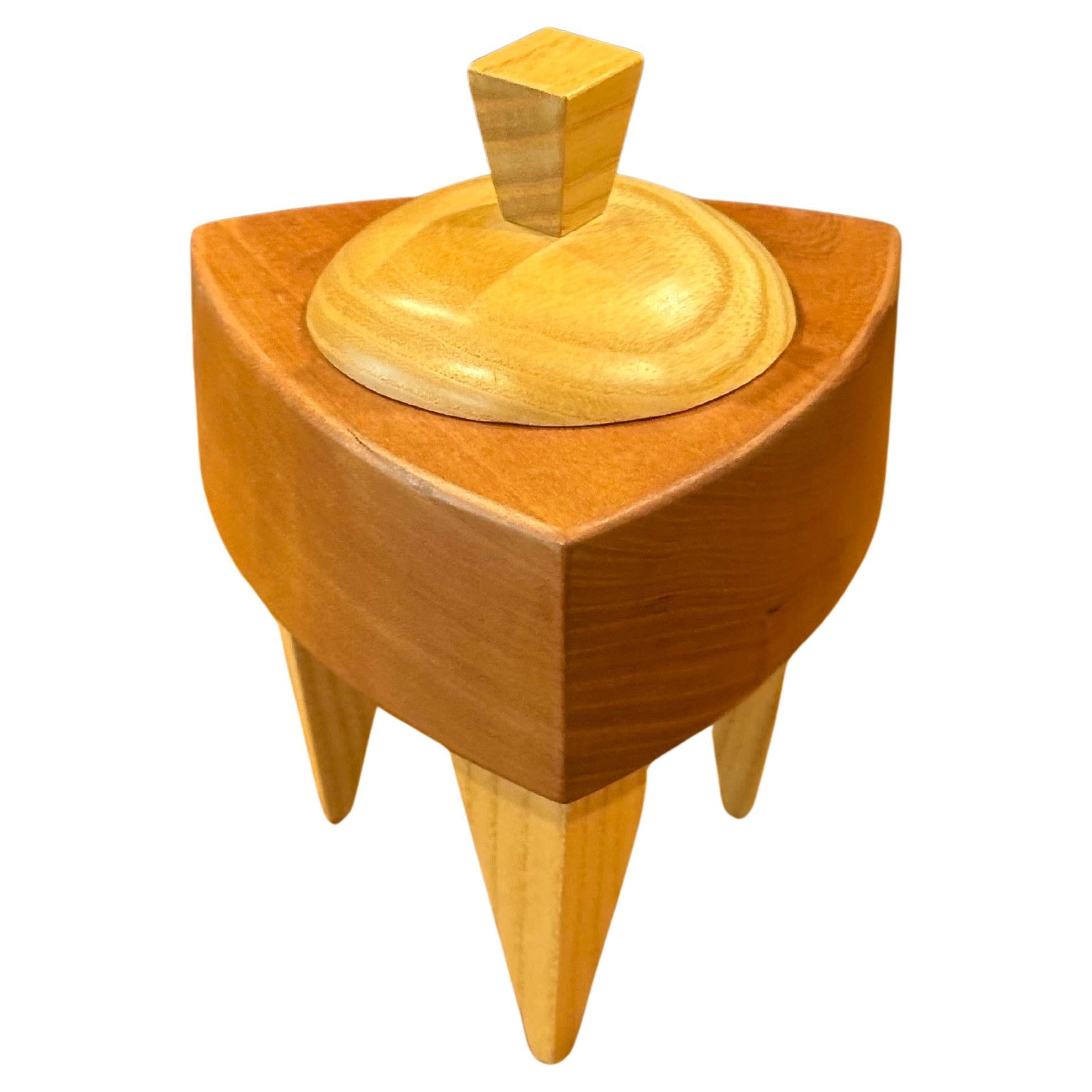 Boîte à bijoux triangulaire en bois mélangé de style Memphis de Russ Keil en vente 3