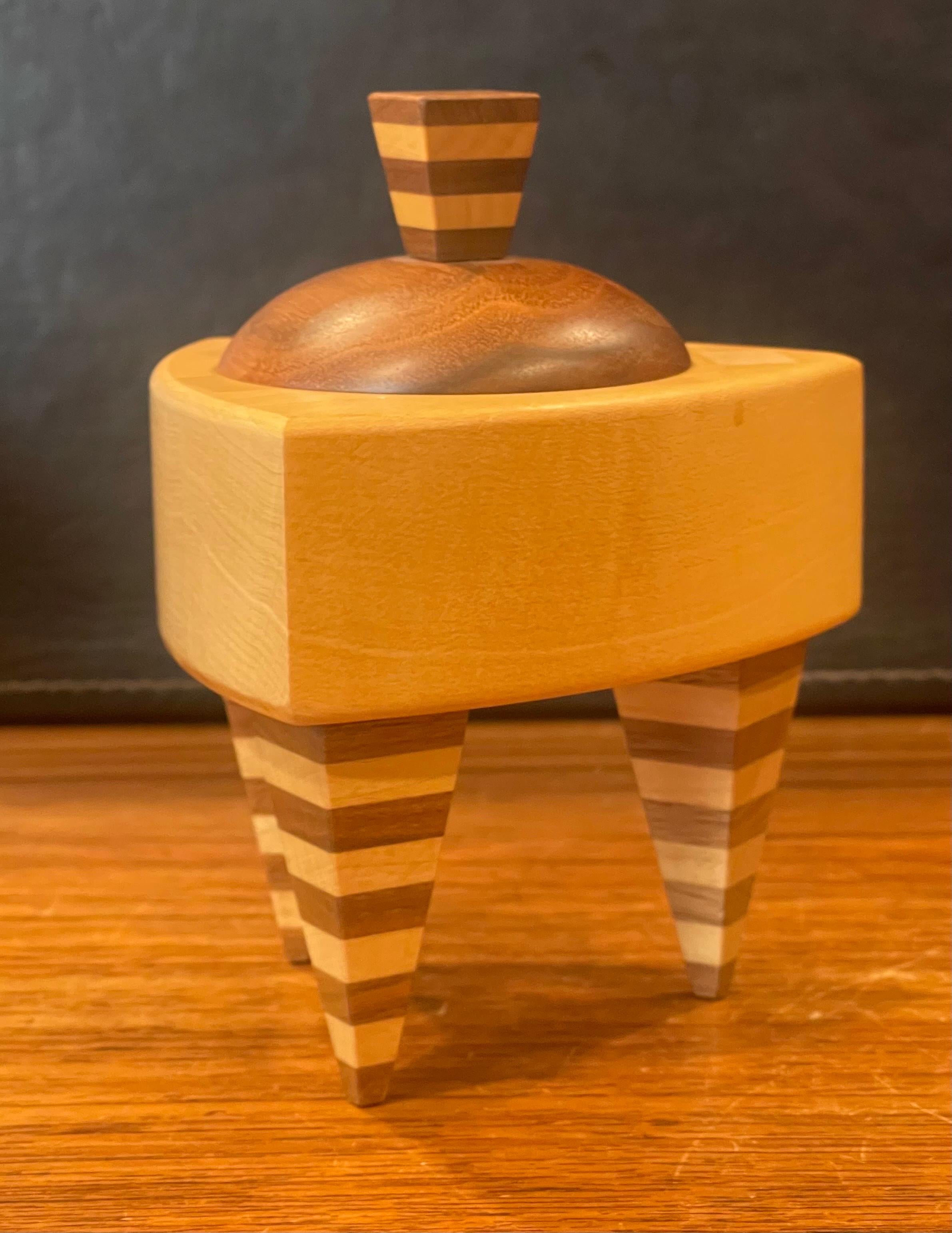 Dreieckige Schachtel aus gemischtem Holz im Memphis-Stil von Russ Keil im Angebot 8
