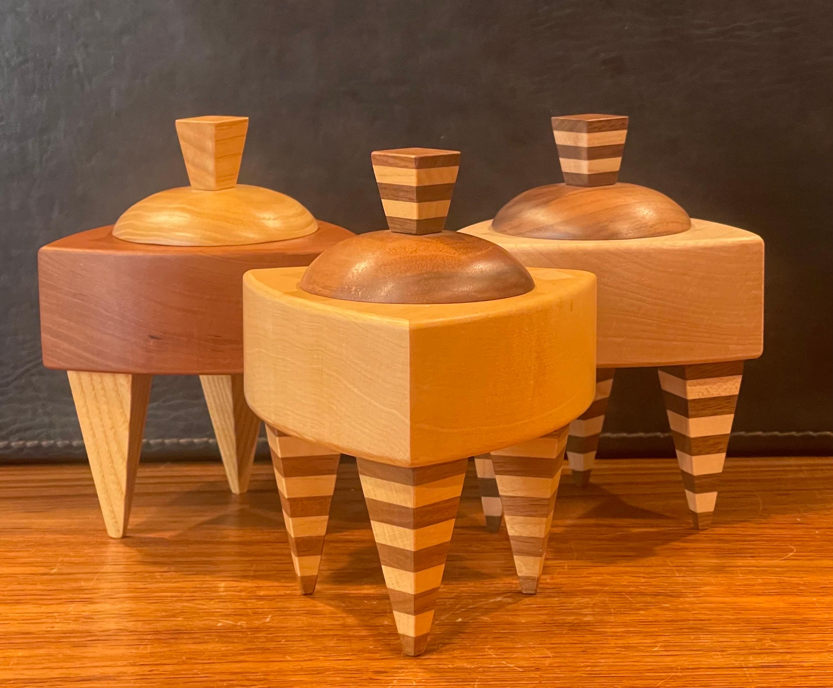 Dreieckige Schachtel aus gemischtem Holz im Memphis-Stil von Russ Keil im Angebot 12