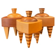 Scatola portagioie triangolare in legno misto in stile Memphis di Russ Keil