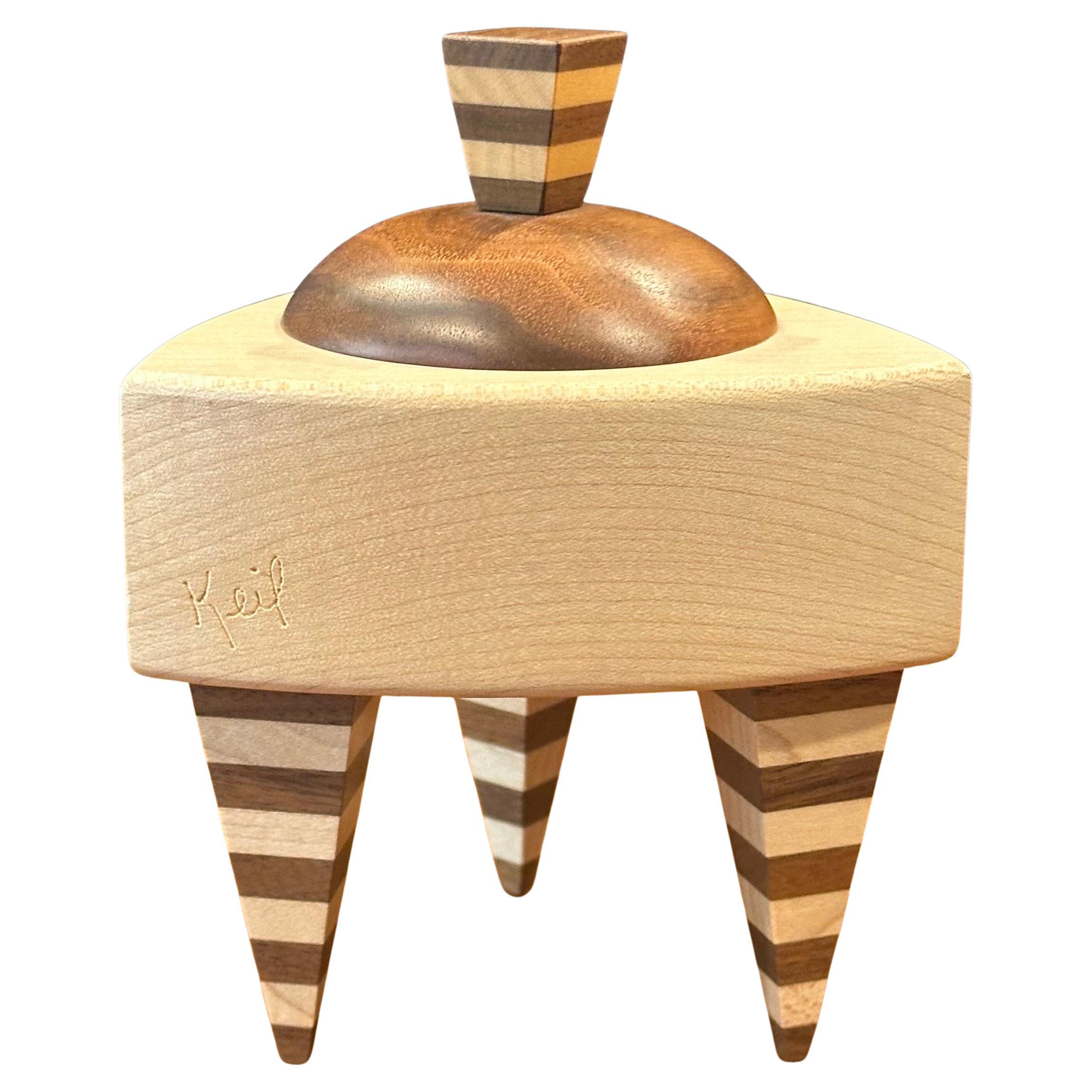 Boîte à bibelots triangulaire en bois mixte de style Memphis par Russ Keil, vers les années 1990. La boîte mesure 4,5 