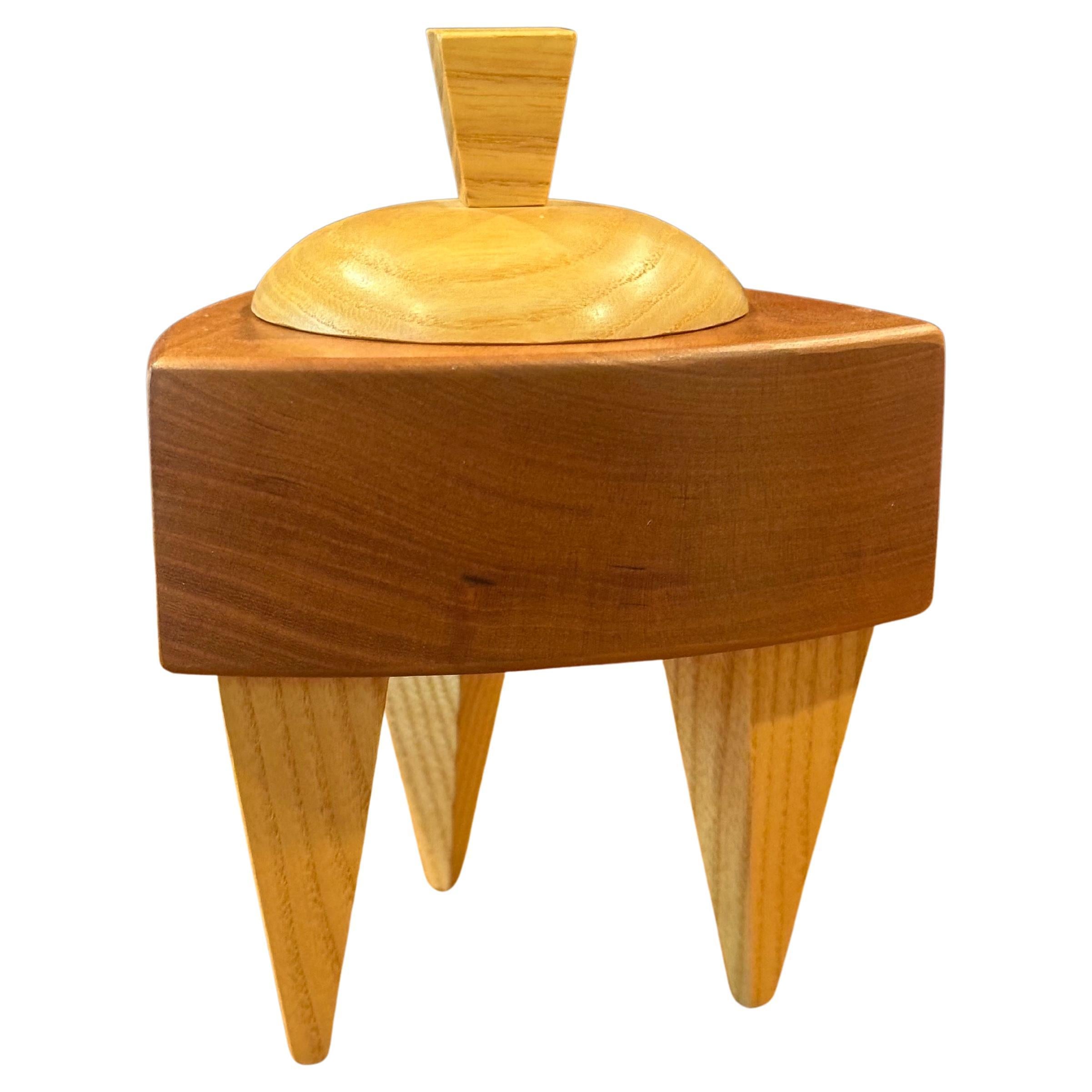 Boîte à bibelots triangulaire en bois mixte de style Memphis par Russ Keil, vers les années 1990. La boîte mesure 4,5 