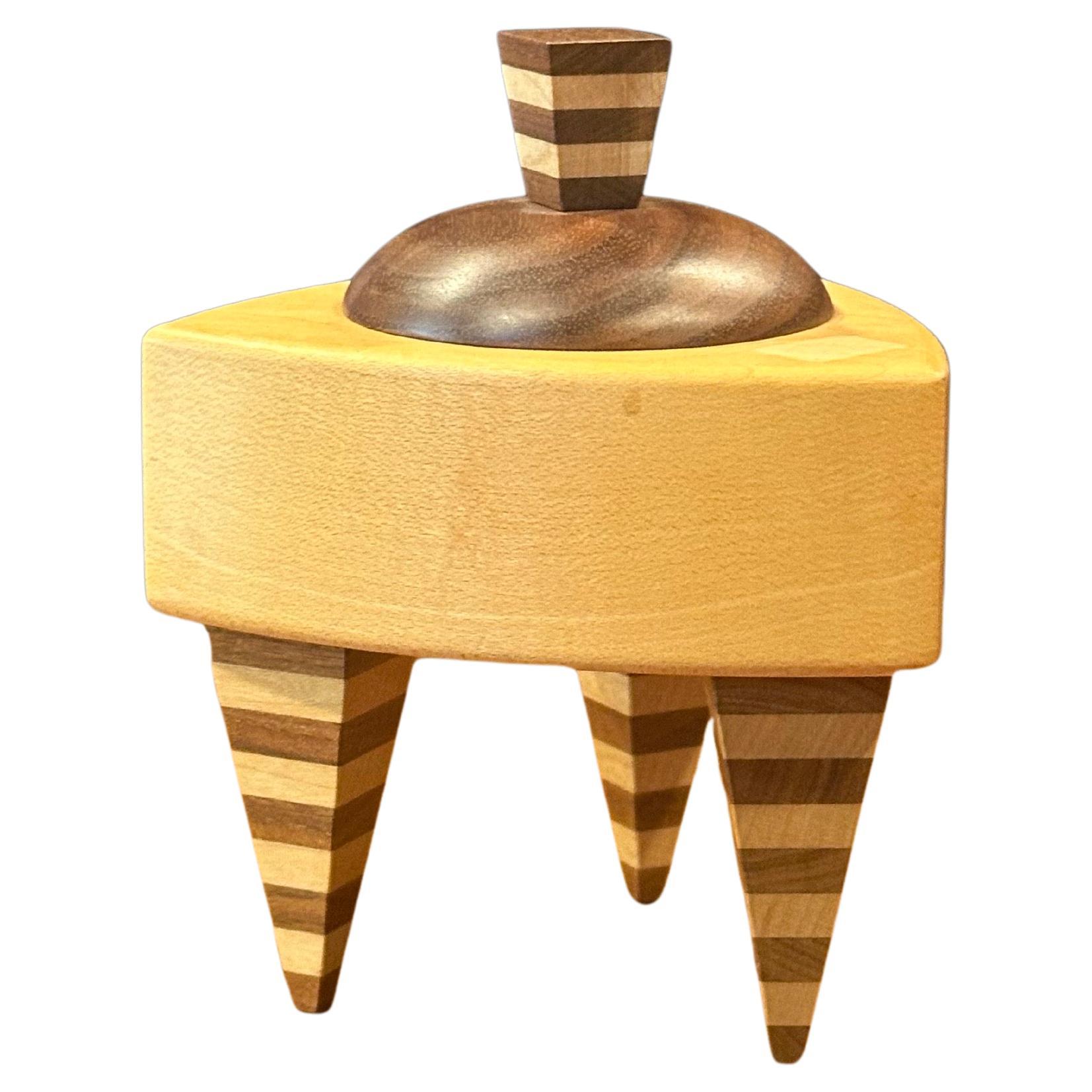 Caja de baratijas triangular de madera mixta estilo Memphis, por Russ Keil, hacia la década de 1990. La caja mide 4,5