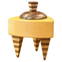 Scatola portagioie triangolare in legno misto in stile Memphis di Russ Keil