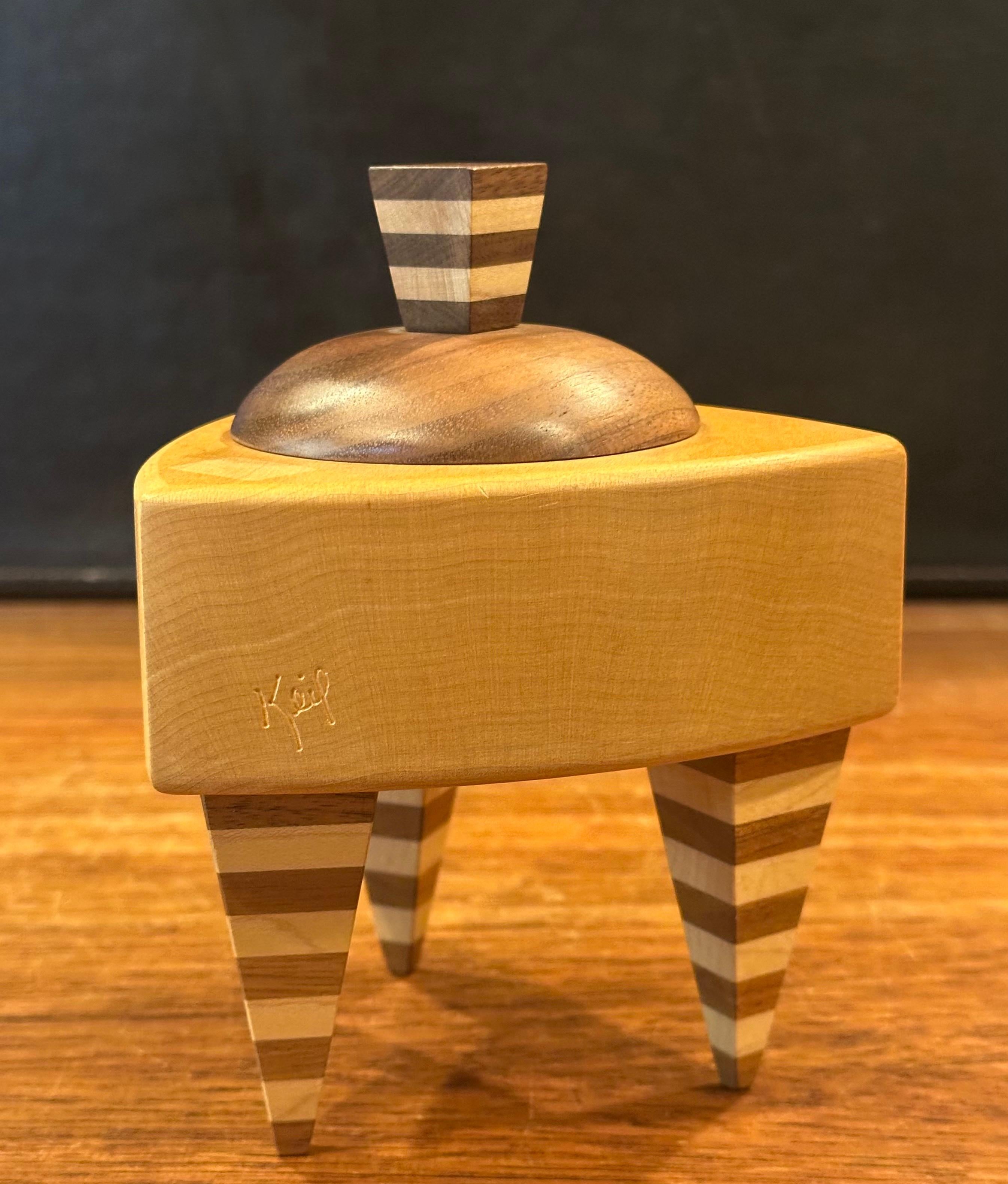 Caja de baratijas triangular de madera mixta estilo Memphis de Russ Keil Posmoderno en venta