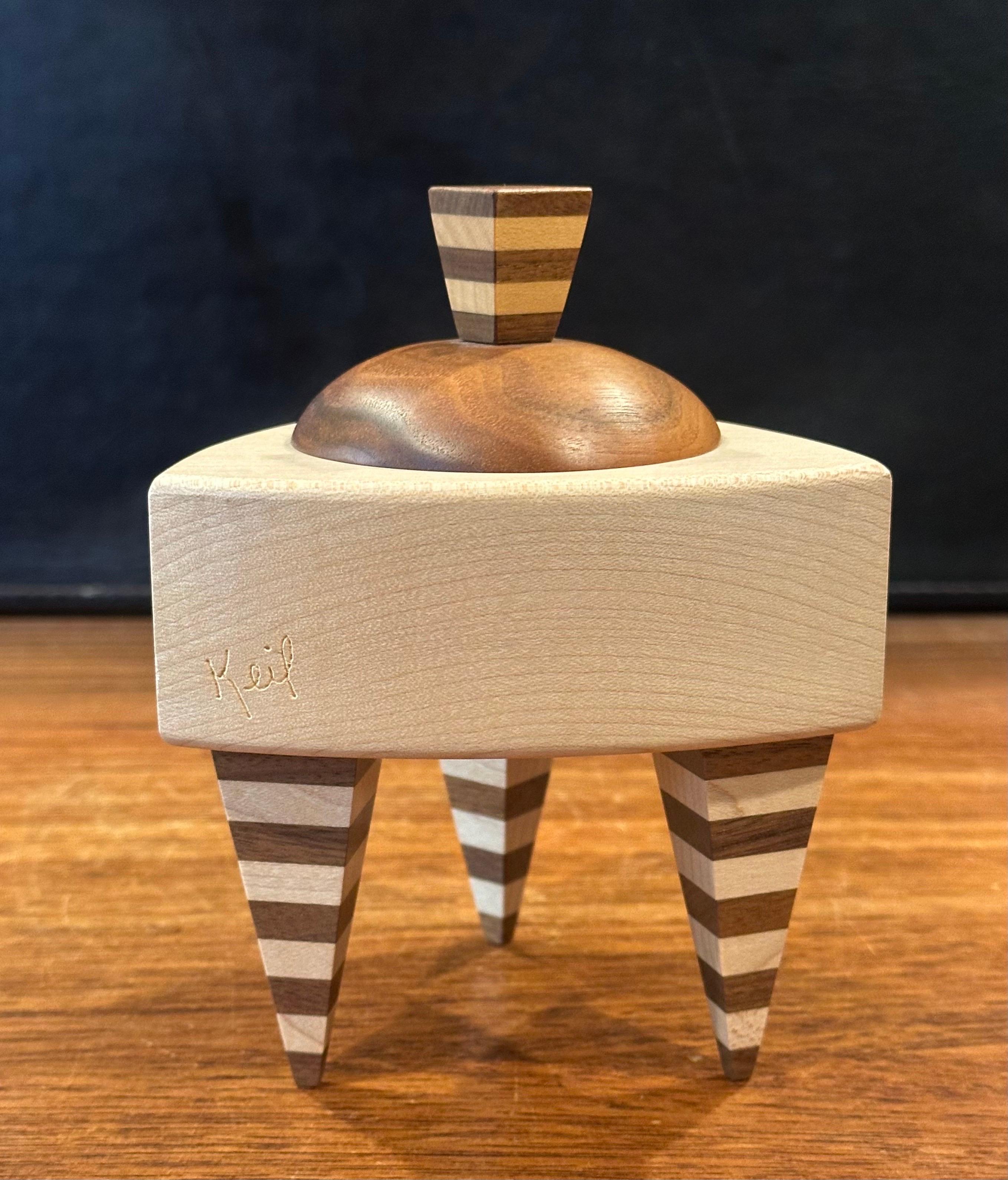 Postmoderne Boîte à bijoux triangulaire en bois mélangé de style Memphis de Russ Keil en vente