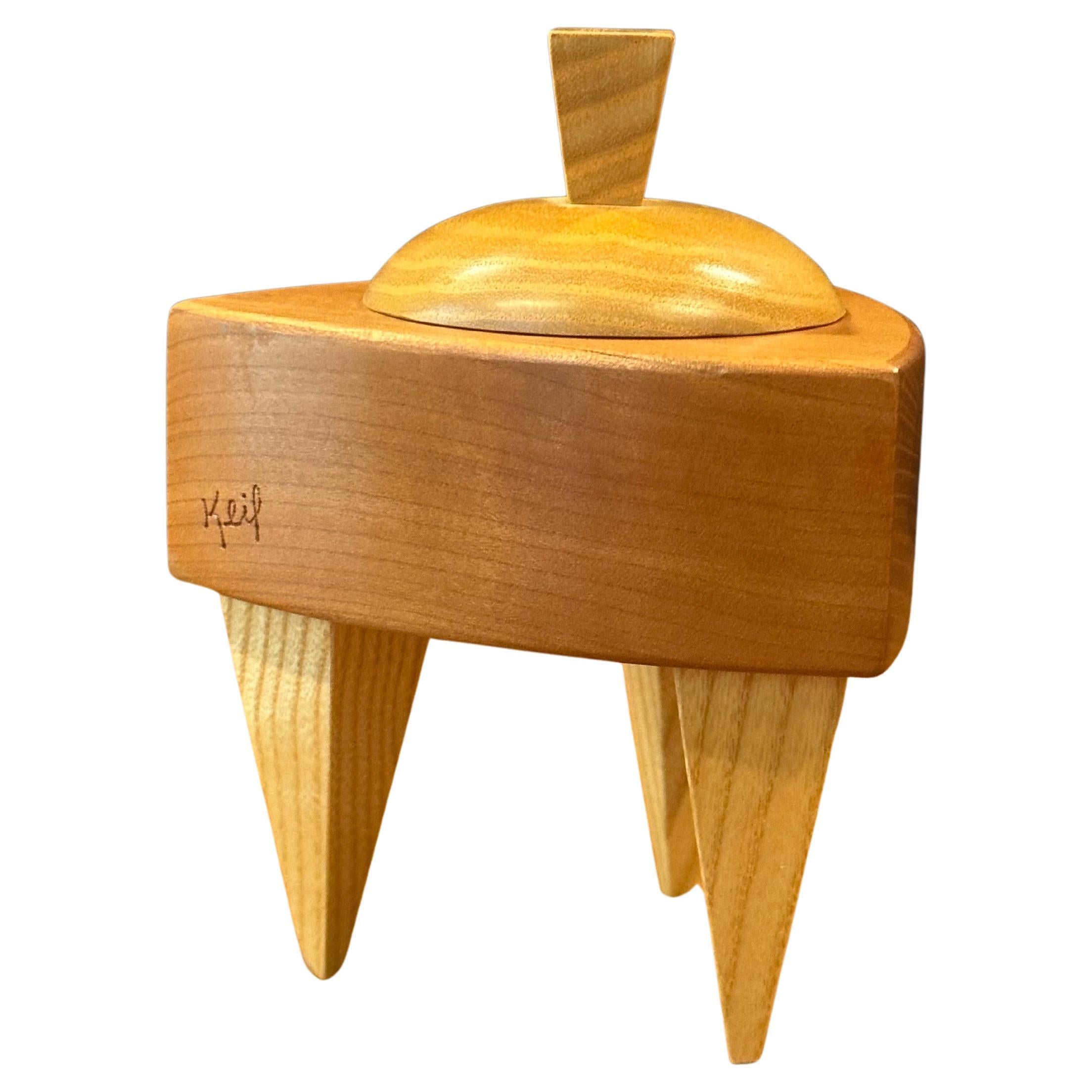 Postmoderne Boîte à bijoux triangulaire en bois mélangé de style Memphis de Russ Keil en vente